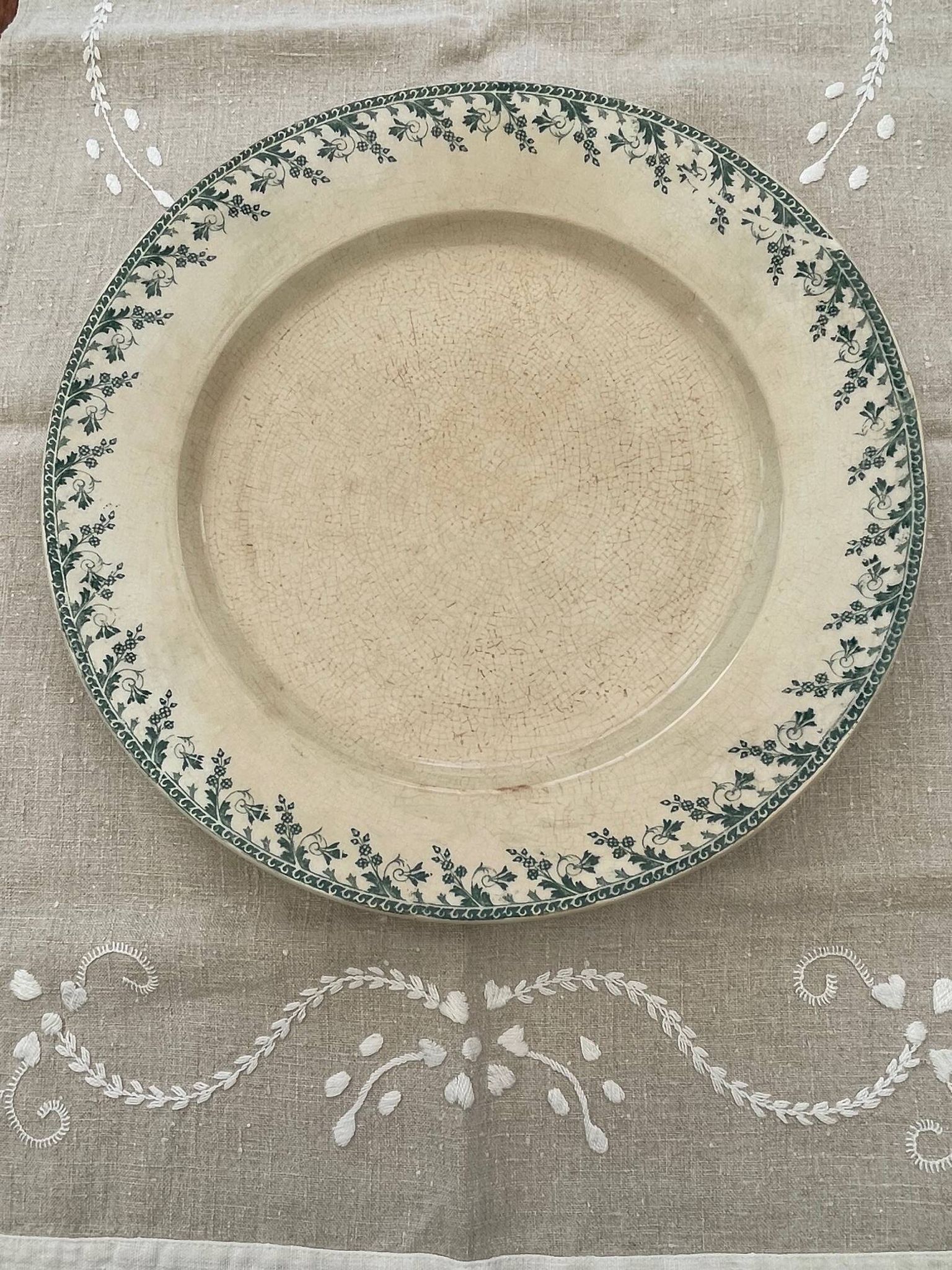 large round dish in opaque Gien porcelain, Montigny pattern