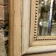 Miroir à fronton sculpté, stuc et bois peint de style Napoléon III - début