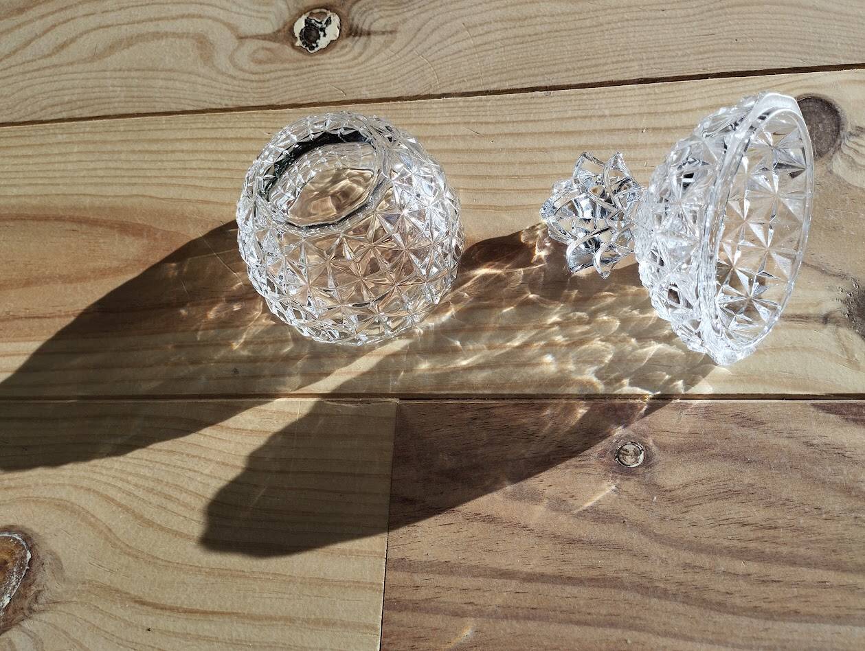 Cut crystal pineapple bonbonnière – Iconic decorative piece