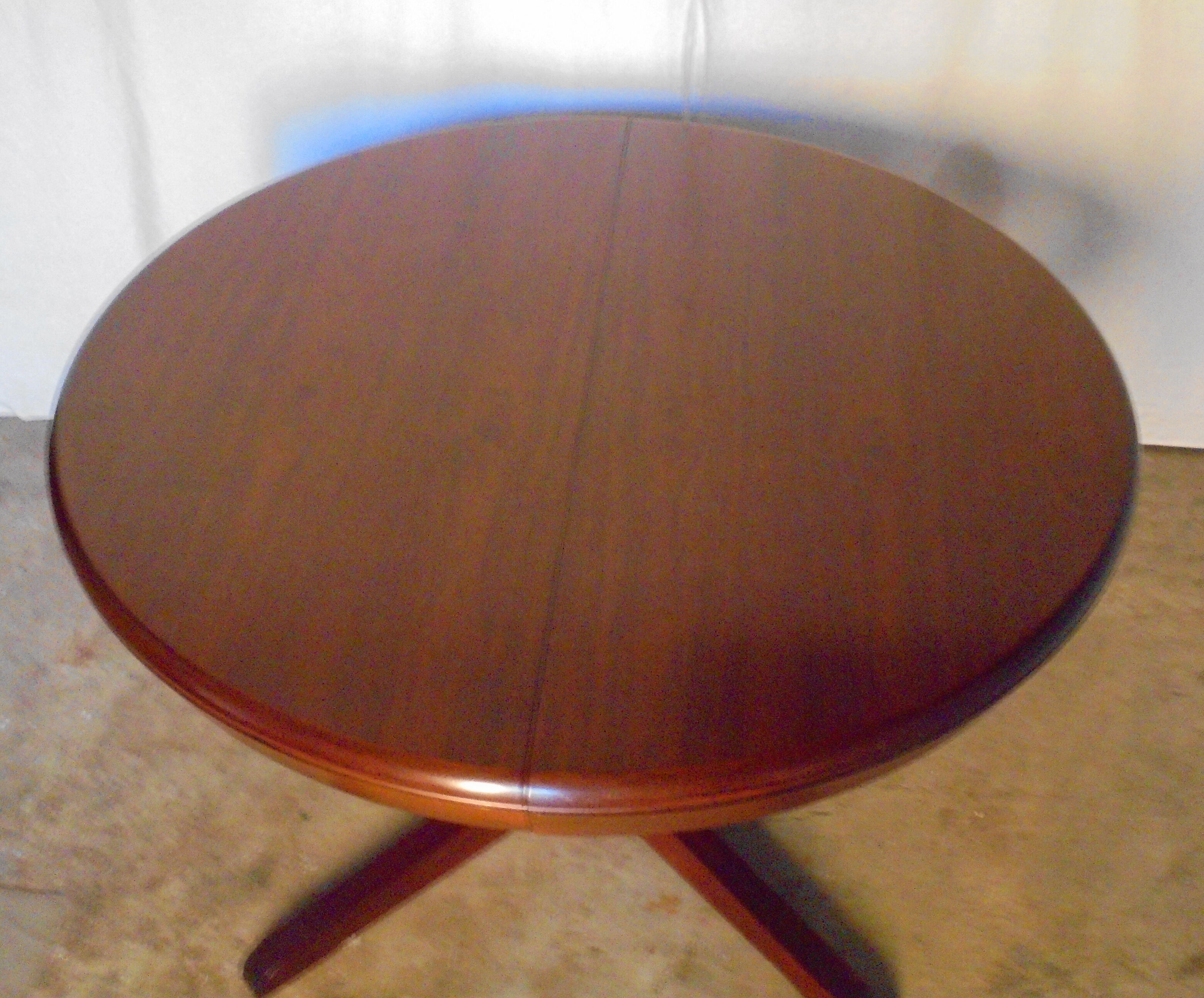 Round table central feet with 2 extensions of the 70s / 80s