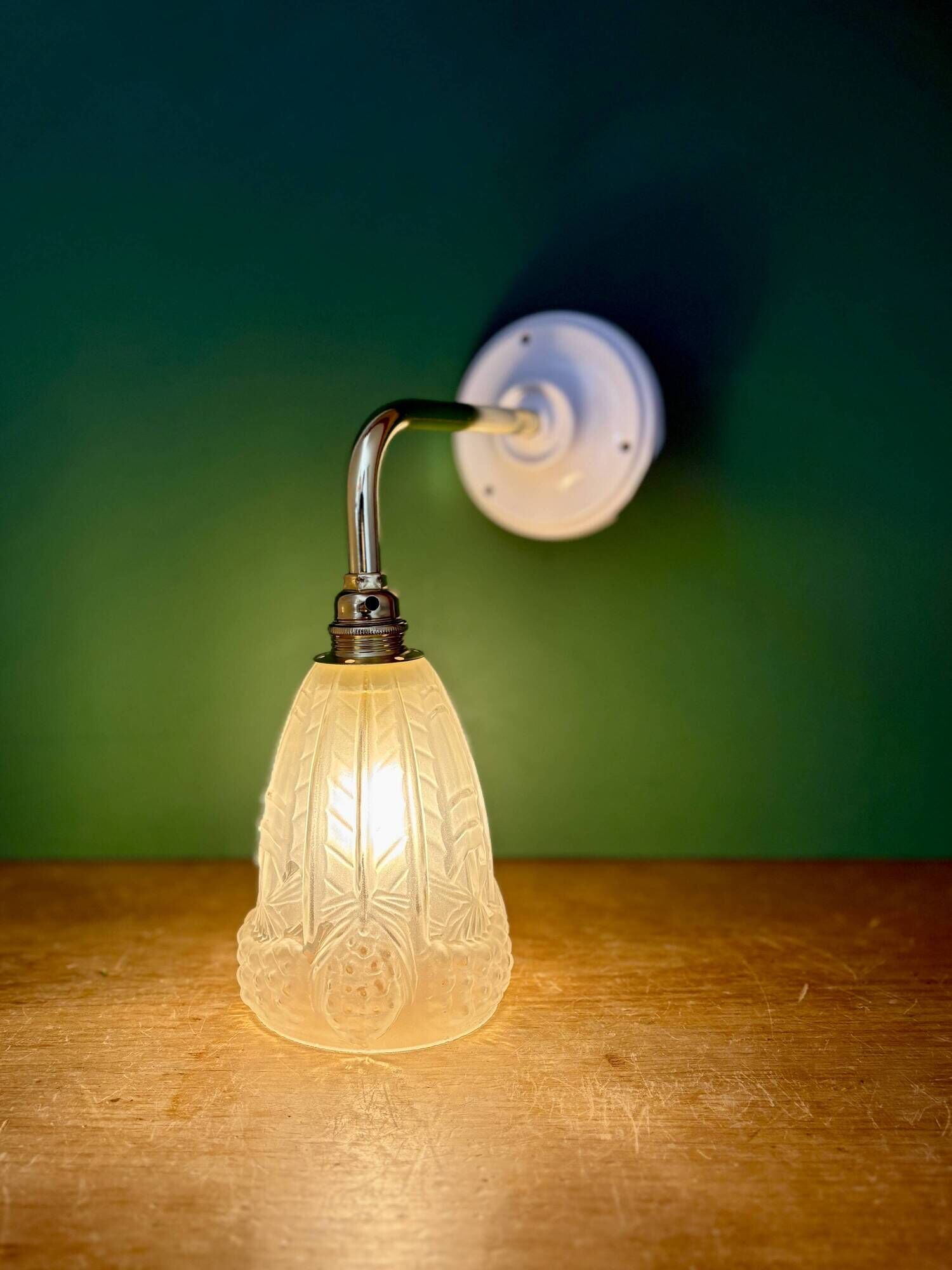 Curved tulip vintage Art Deco wall light in frosted glass