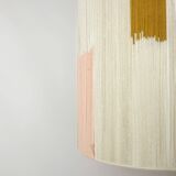 Suspension en fil de coton ecru, rose et camel.