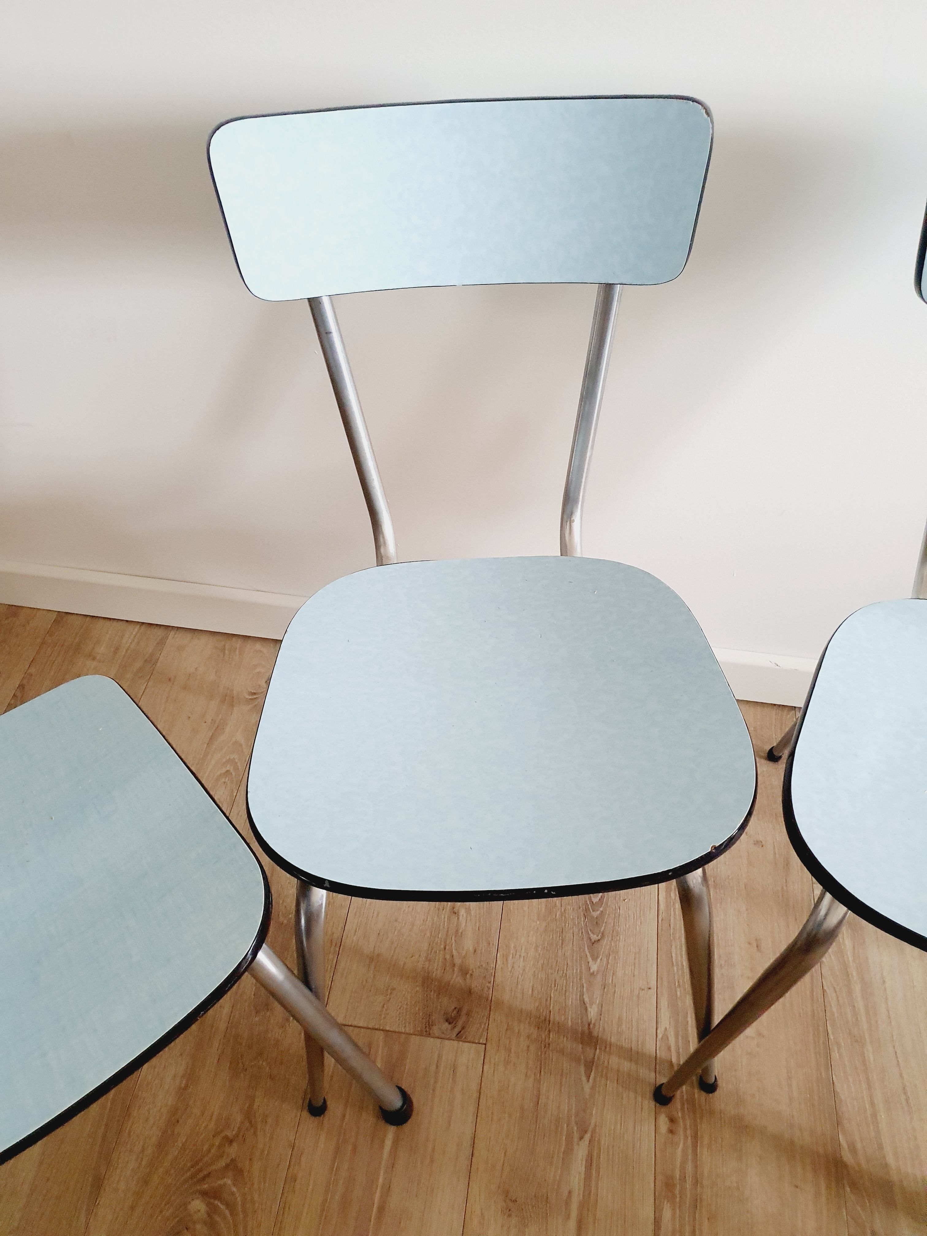 Table et 4 chaises en formica bleu