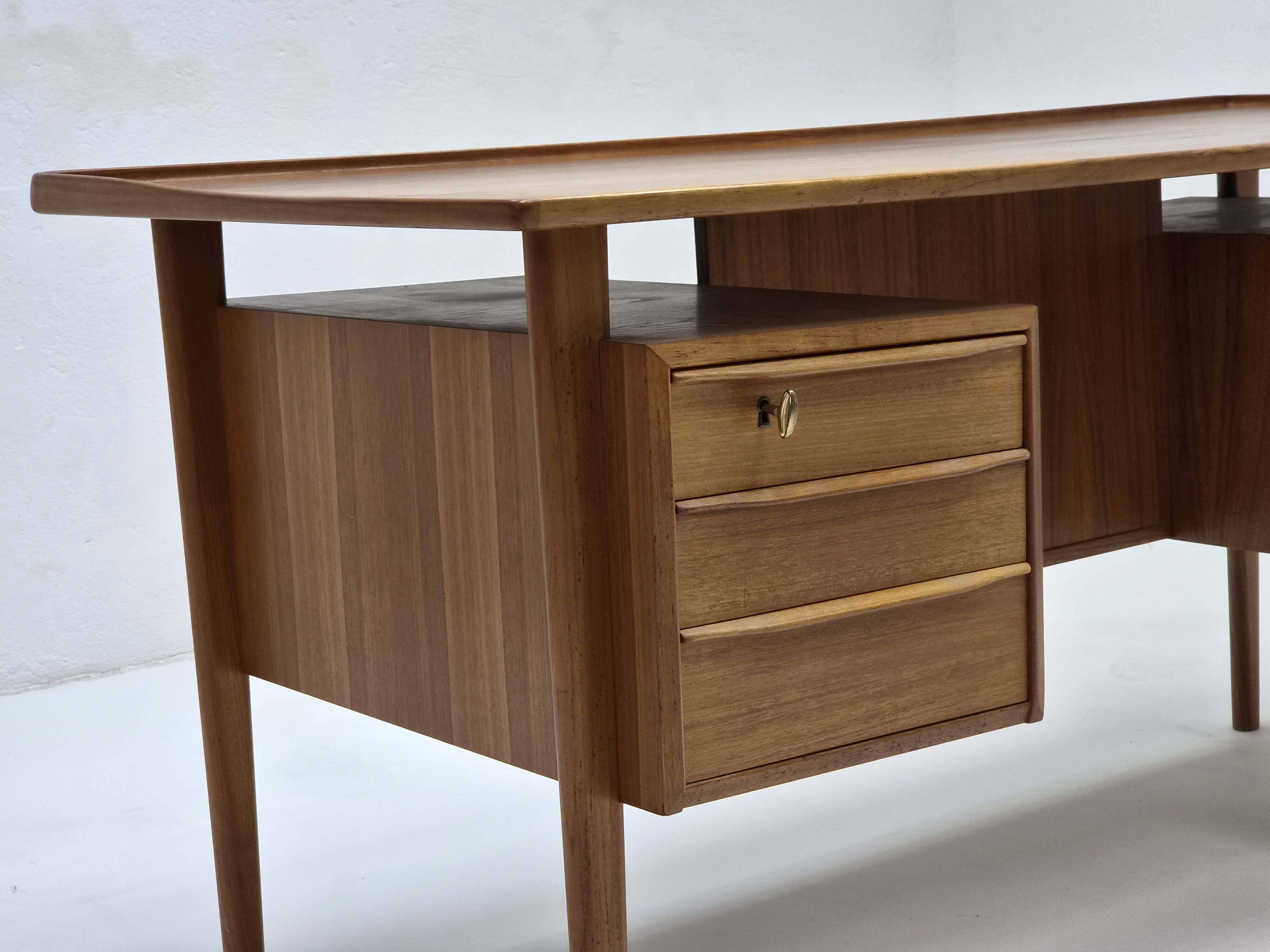 Bureau d'écriture vintage danois en teck par Peter Løvig Nielsen pour Løvig, années 1960