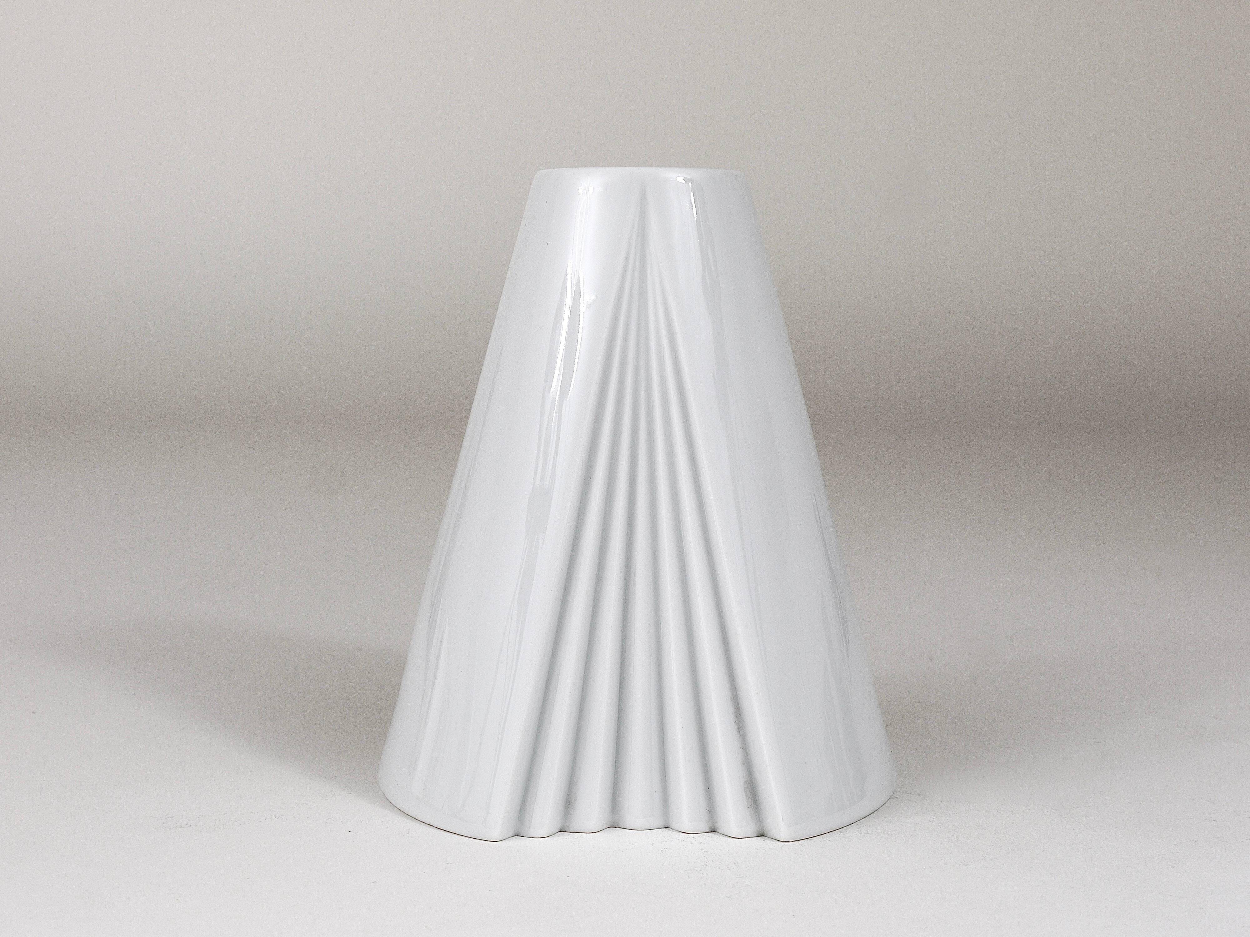 Geometric white porcelain vase Op Art Ambrogio Pozzi Rosenthal, Germany, 1980s