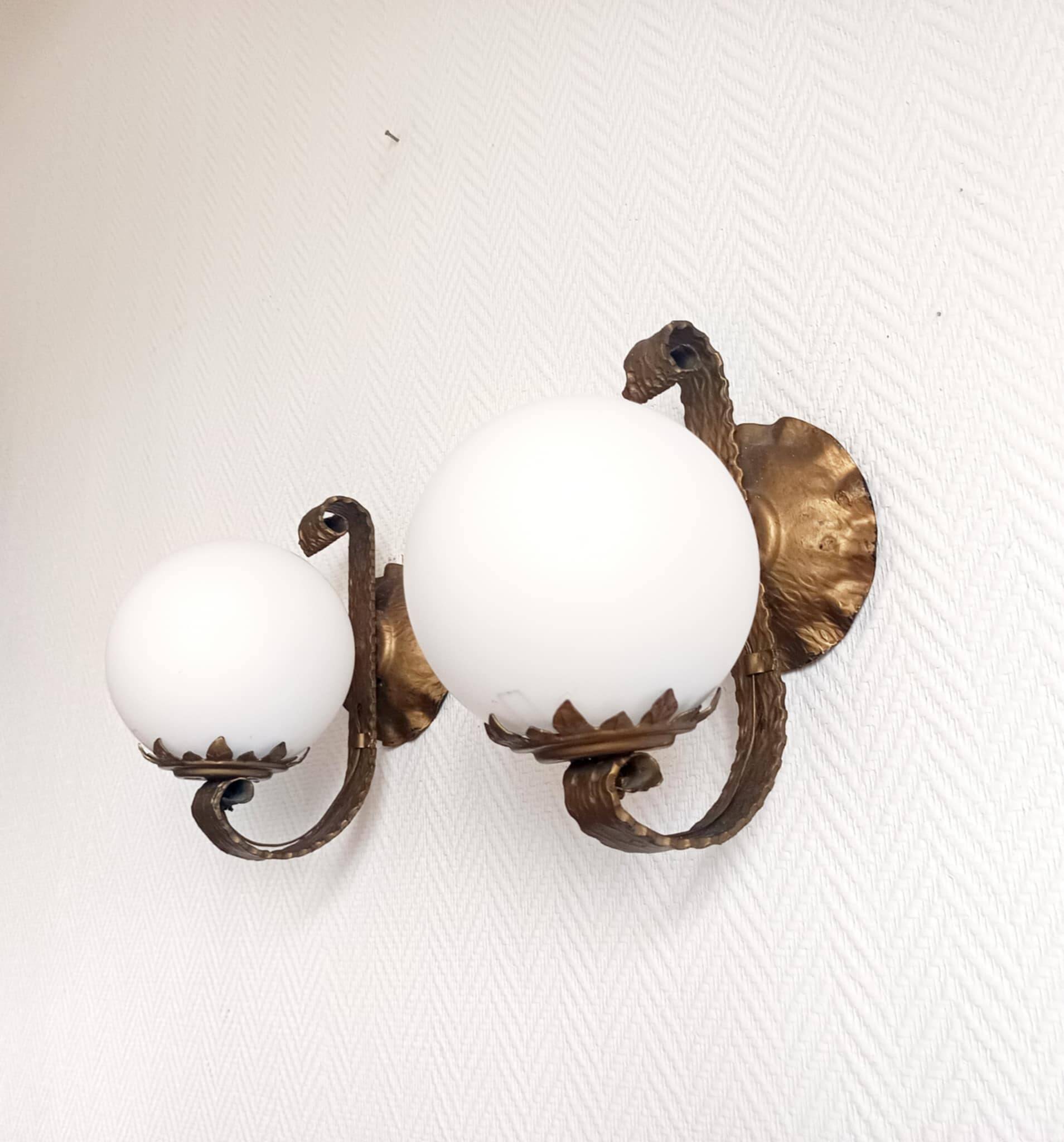 Pair of brutalist wall sconces in gilded metal from around 1970.