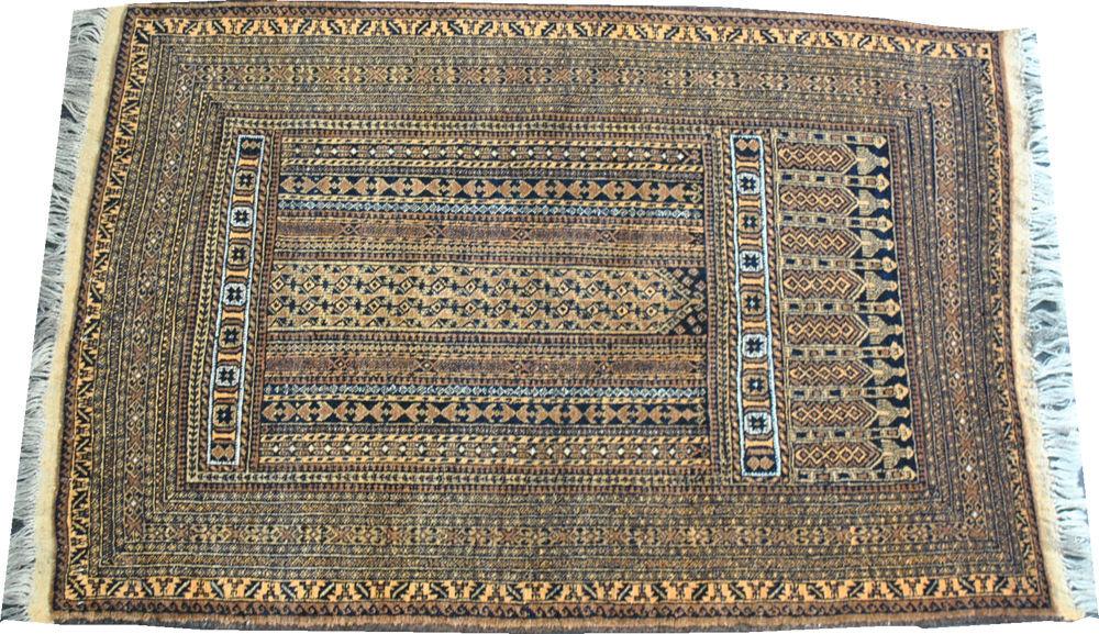 Authentic 1950 Persian rug with fine 135cm x 96cm motifs