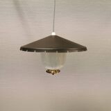Lampe suspendue en verre avec abat-jour en métal laqué noir et base en laiton.