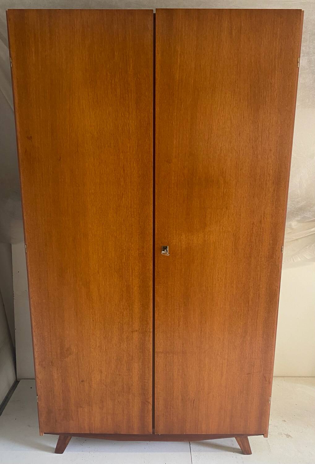 Armoire vintage pieds compas