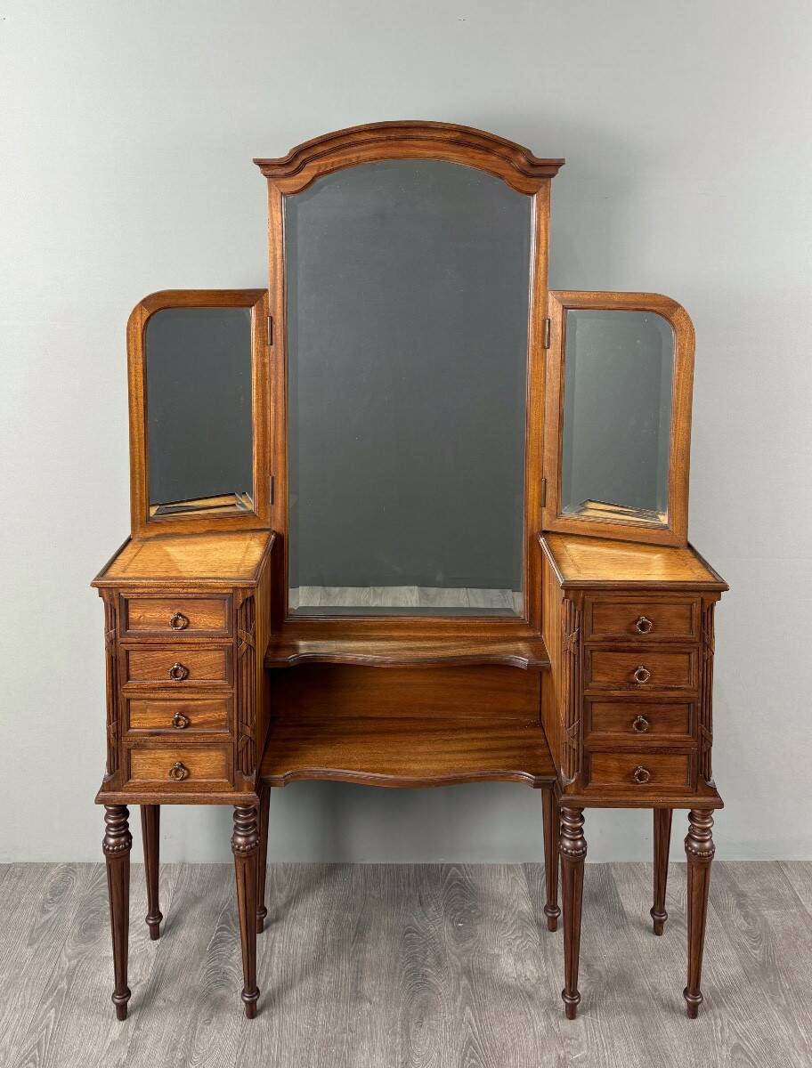 Coiffeuse avec miroir triptyque de style Louis XVI, XXe siècle