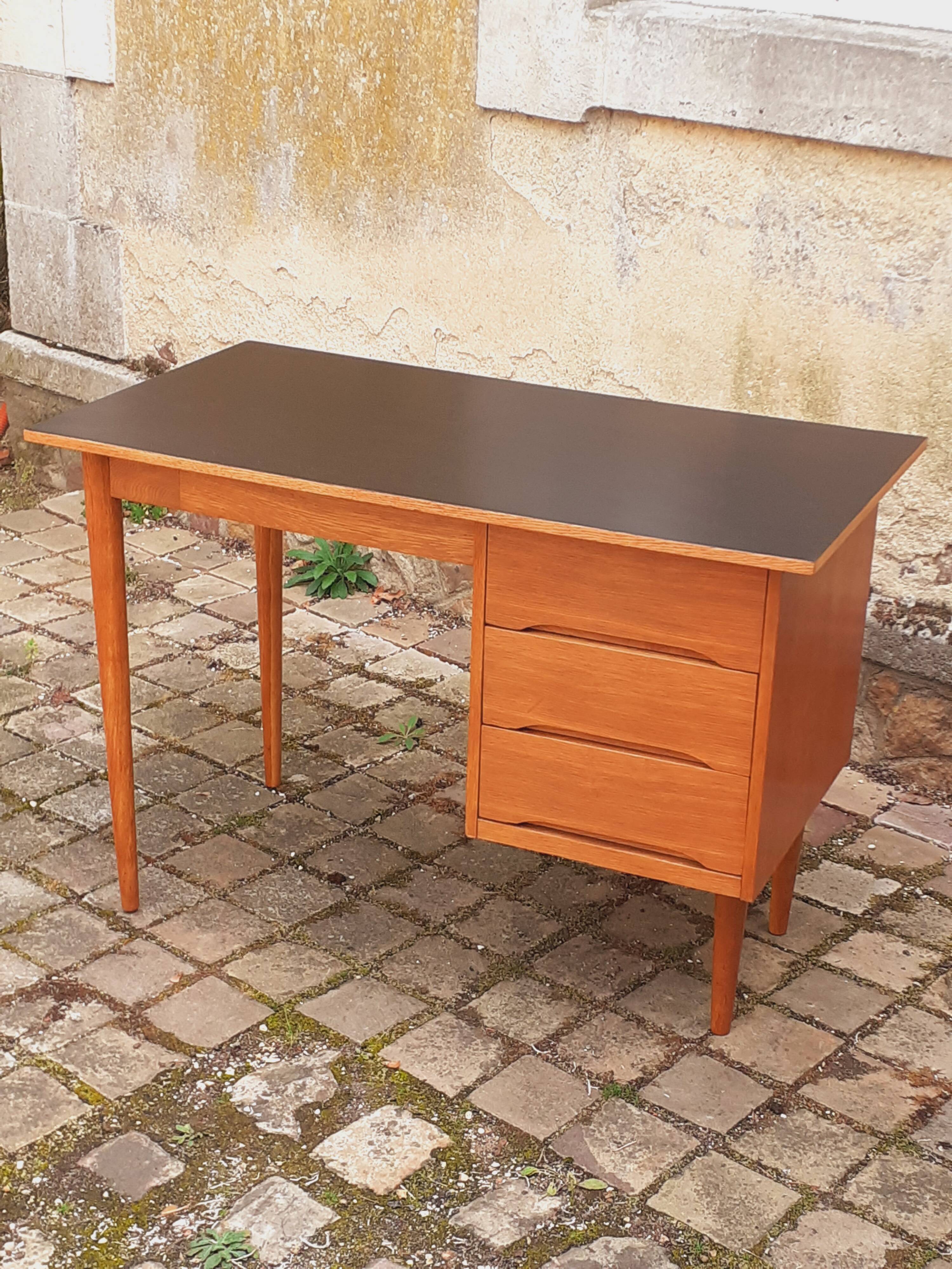 Bureau en chêne vintage année 70 Roumanie.