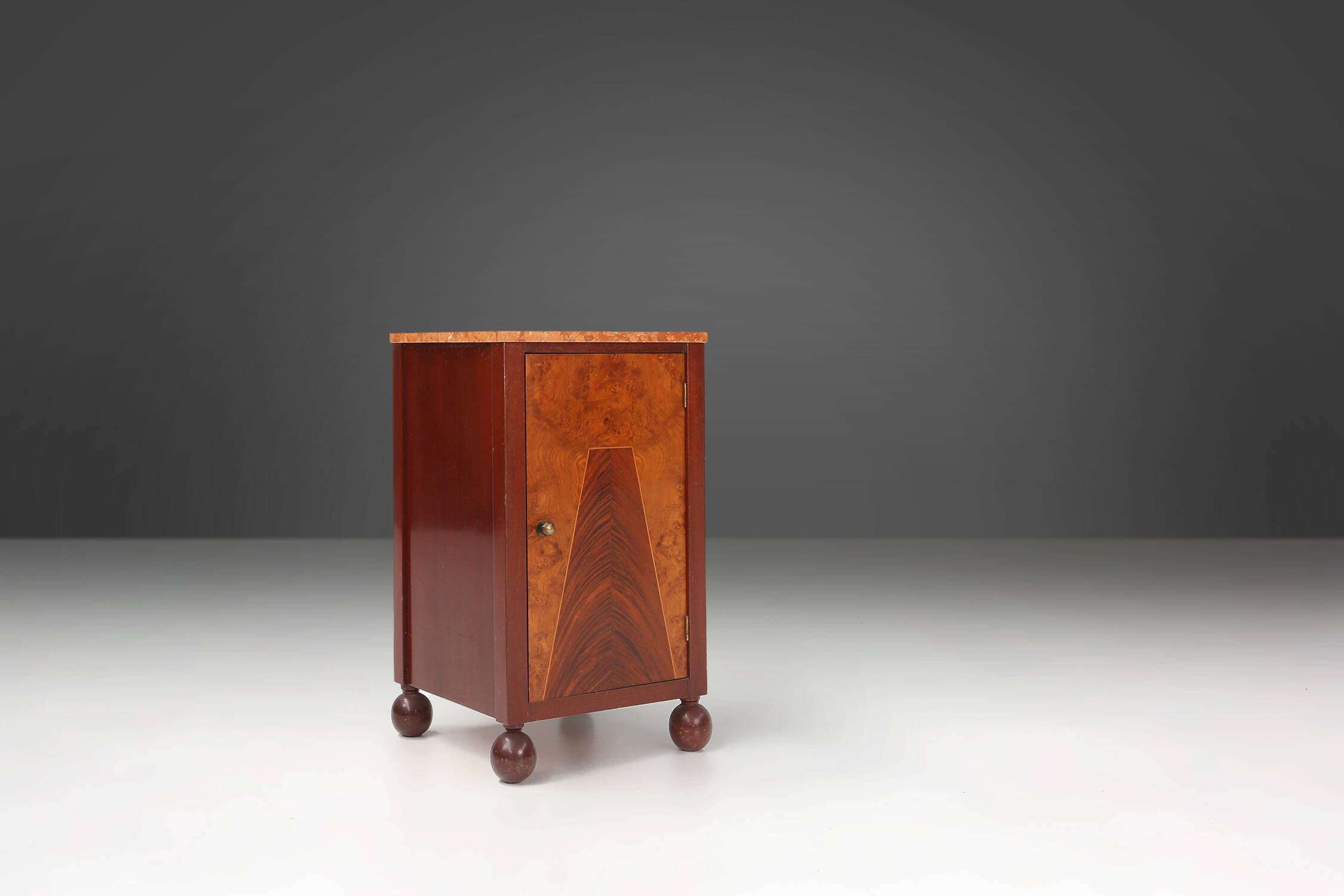 Table de chevet Art Déco avec marqueterie géométrique en bois et plateau en marbre, France, années 1930