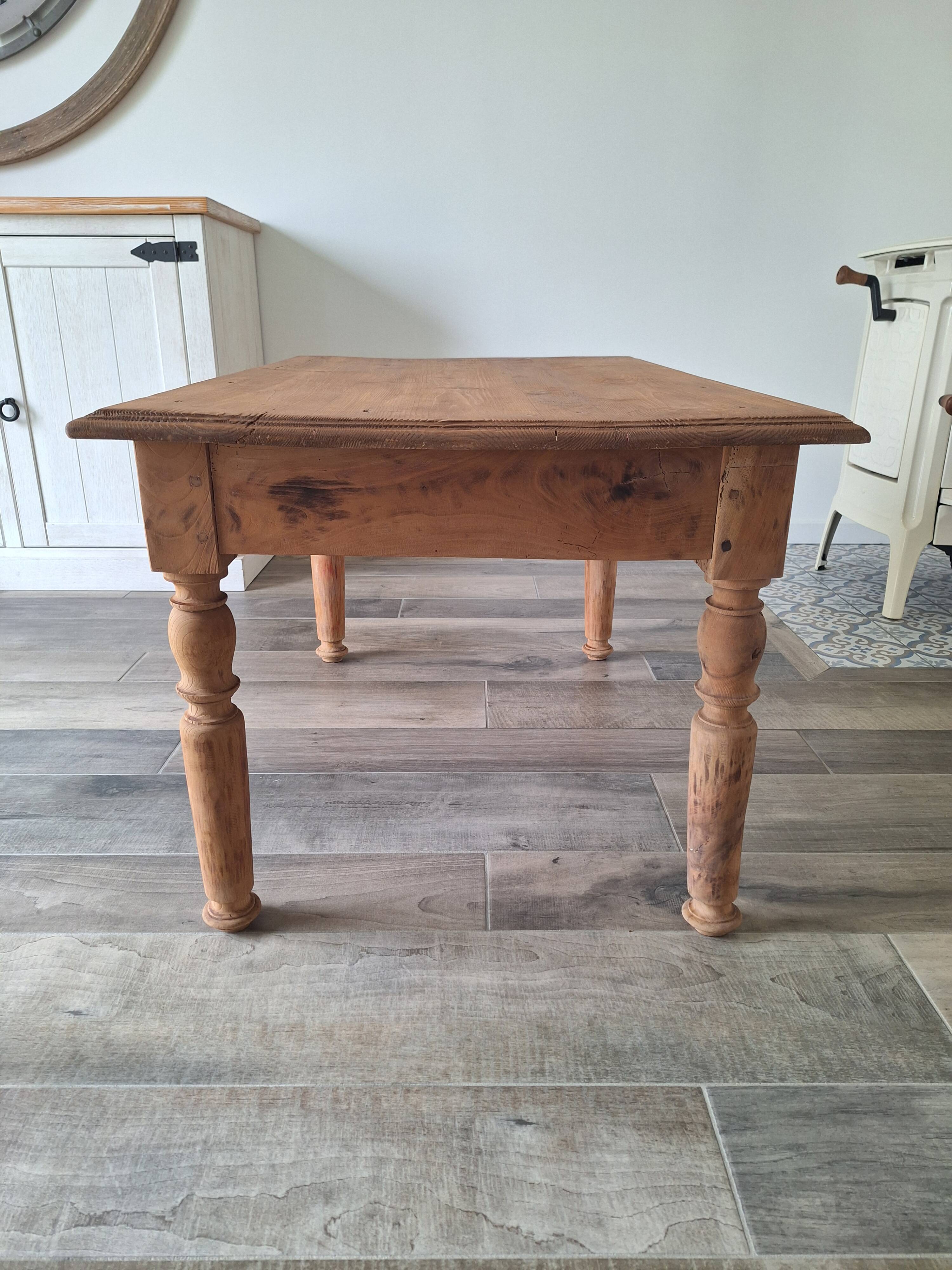 Farmhouse coffee table in solid wood, country style.