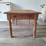 Farmhouse coffee table in solid wood, country style.