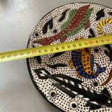 Assiette murale espagnole à décor de poissons, signée