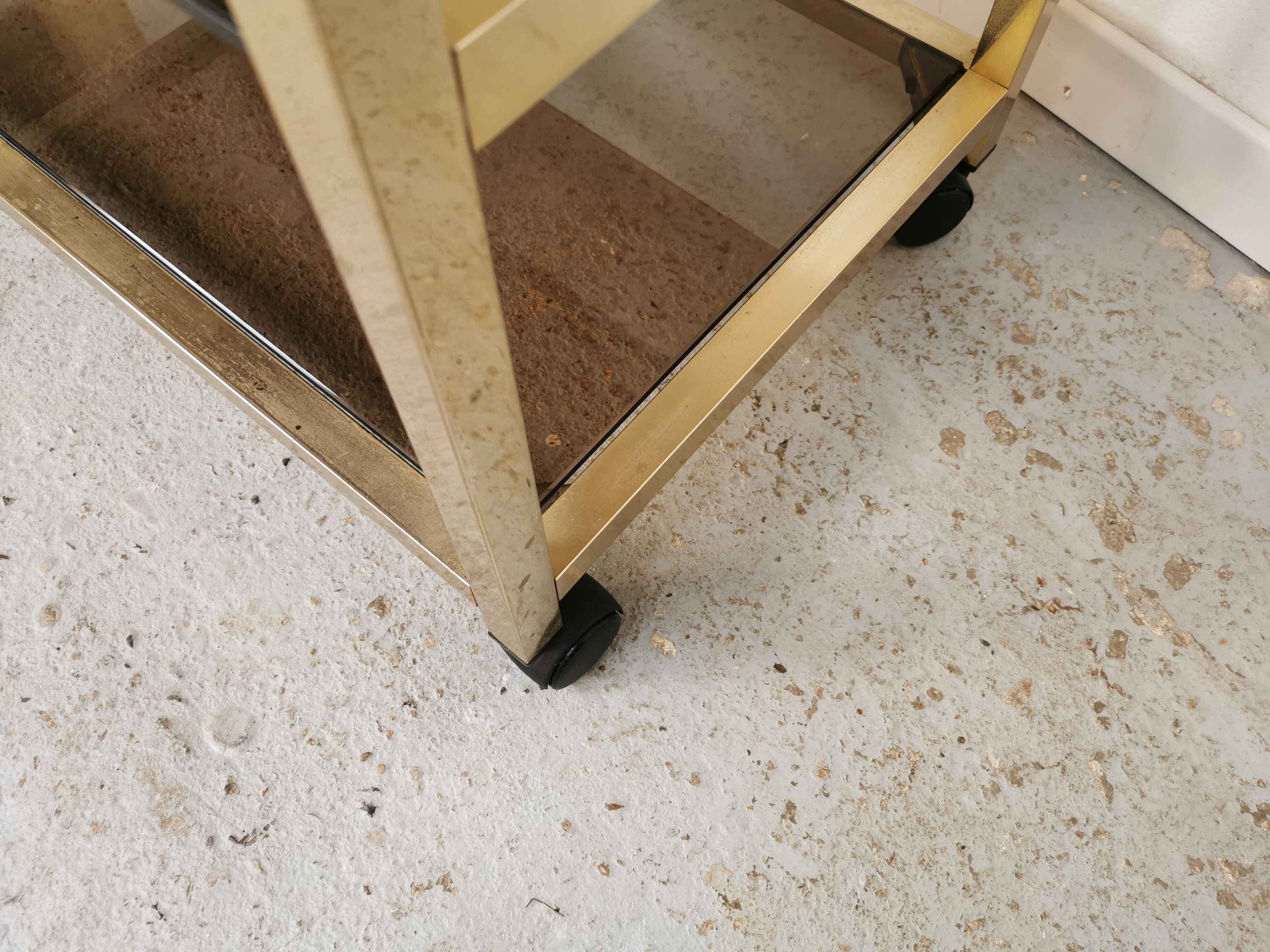 Serving table in brass and glass