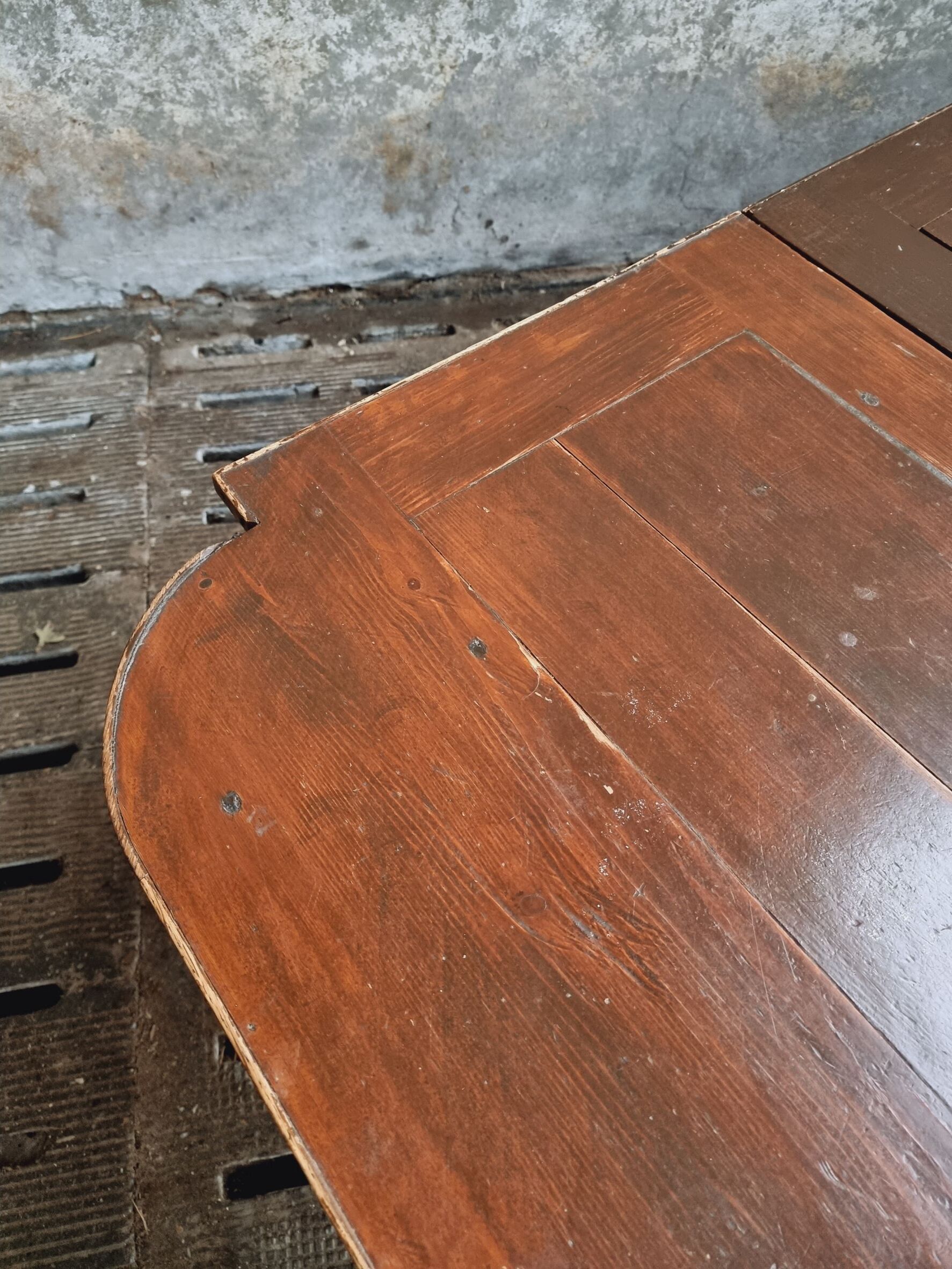 Antique extendable diningtable