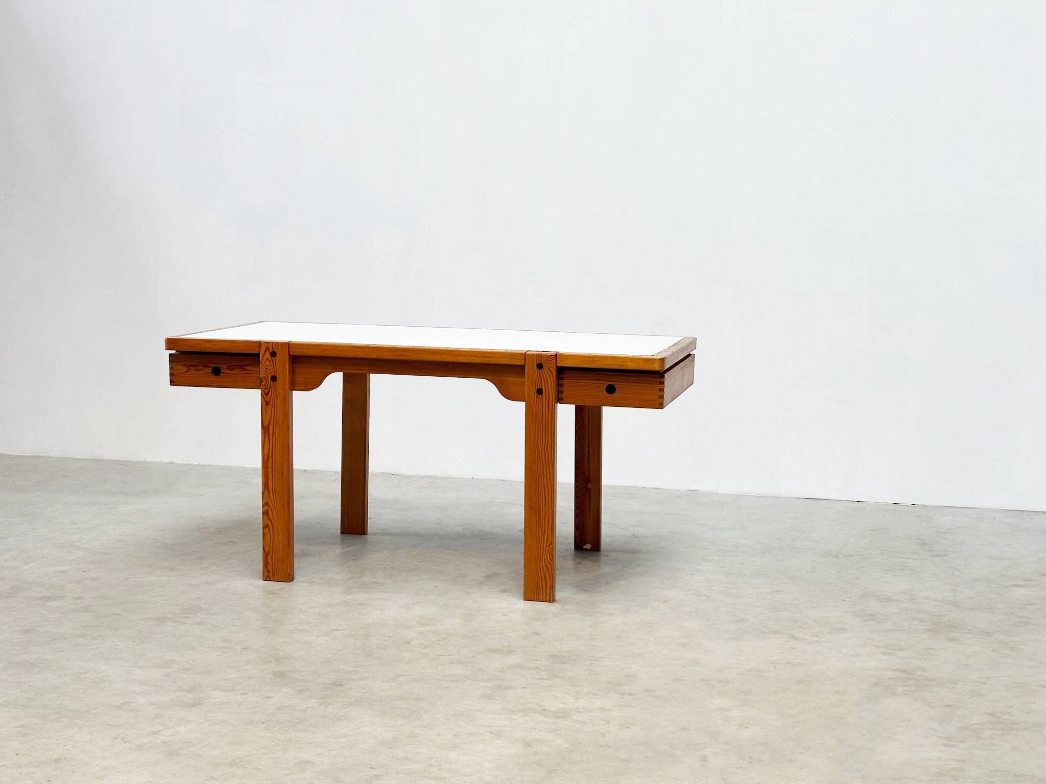 Bureau en pin original des années 1970