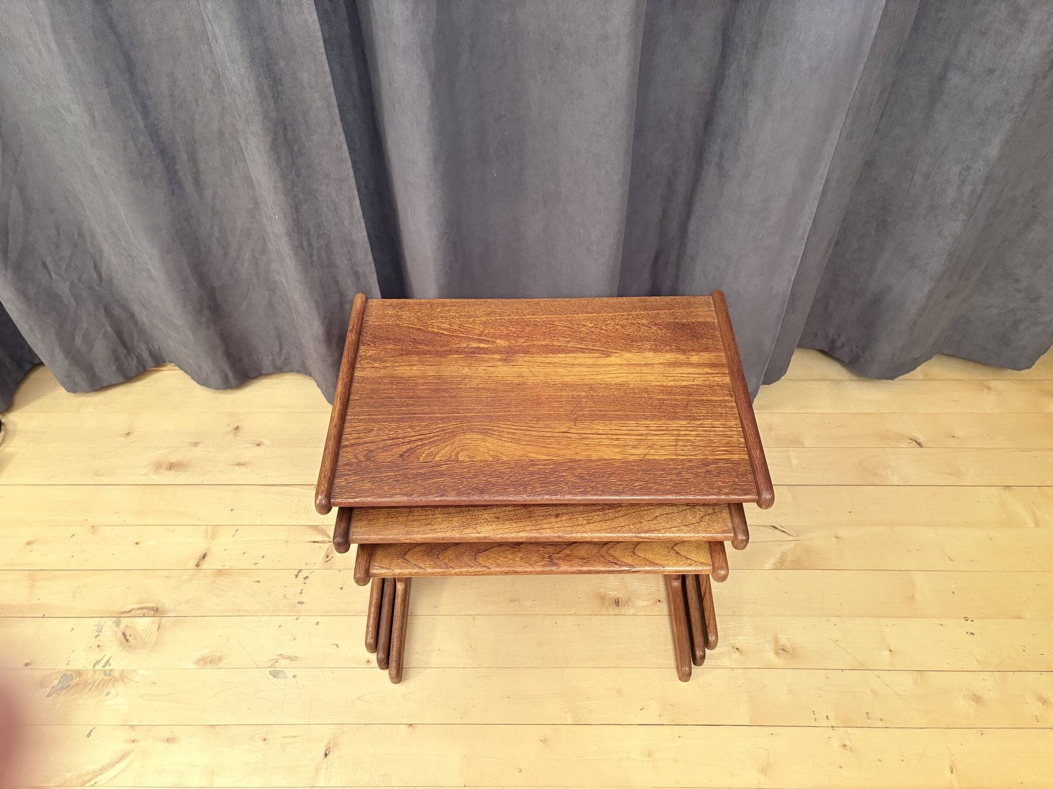 Ensemble de trois tables en teck, Danemark, années 1960.