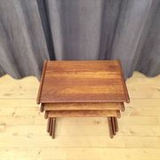 Ensemble de trois tables en teck, Danemark, années 1960.