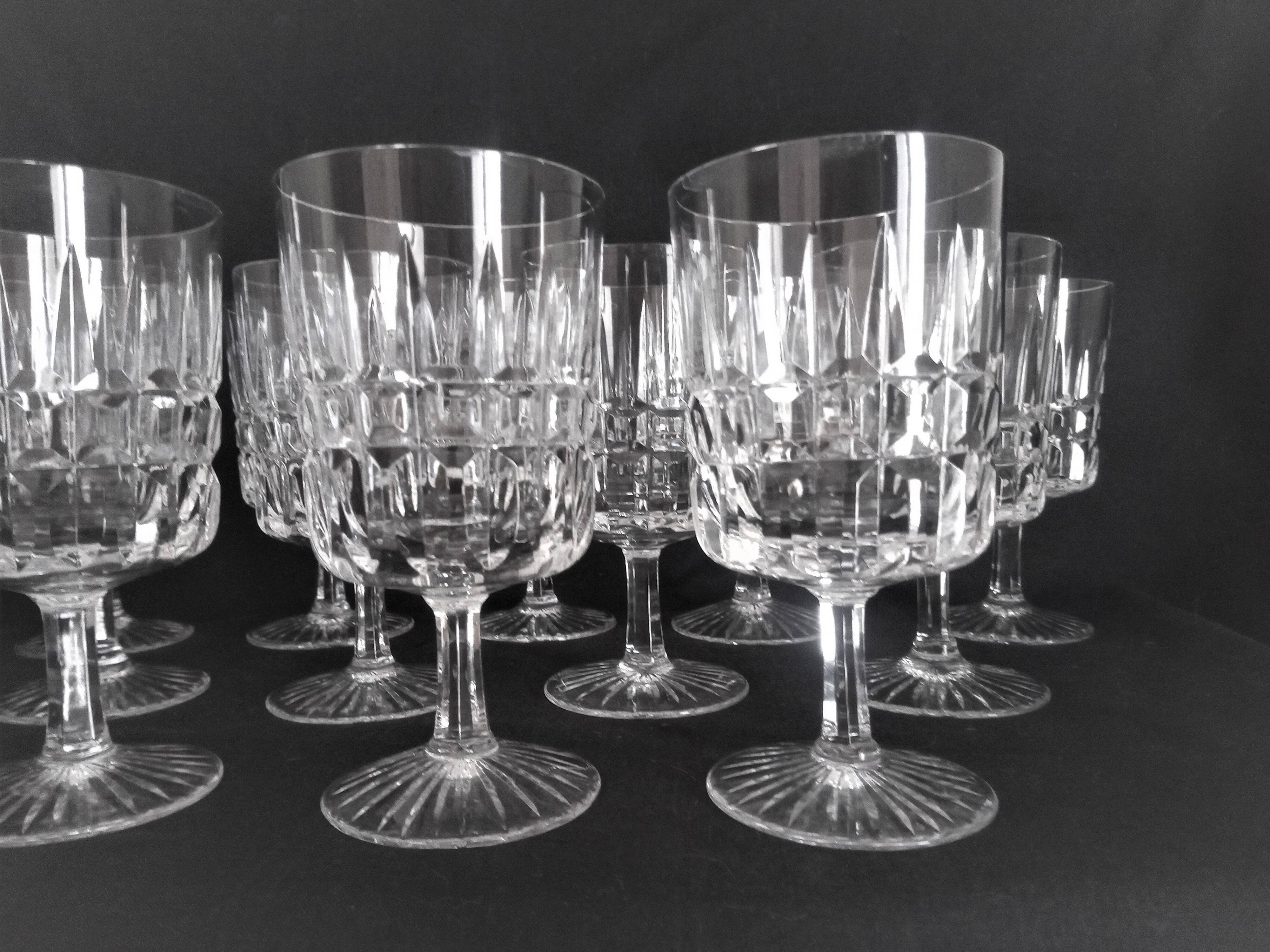 12 Art Deco wine glasses in cut crystal (in the style of Marignane Baccarat)