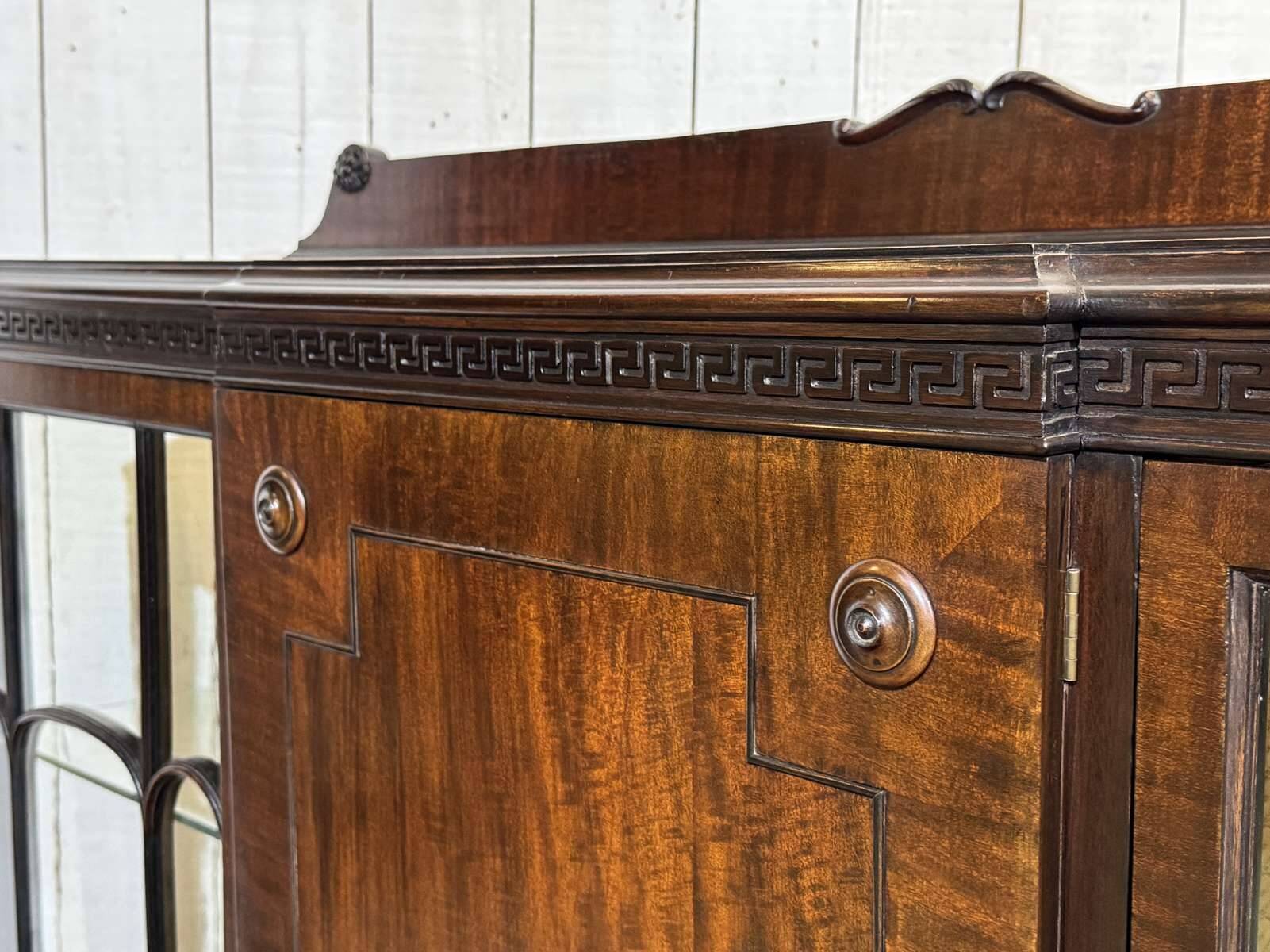 Vitrine Anglaise Chippendale 3 portes début XXème en acajou