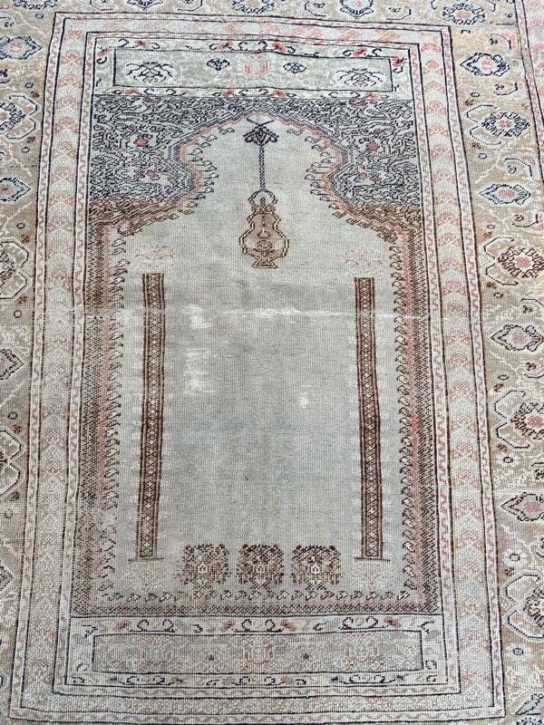 Ancient Turkish prayer rug ghyordes 122x145 cm