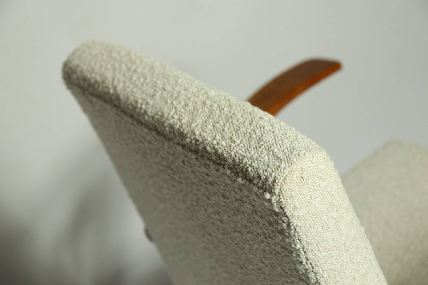 Fauteuil en bois et tissu bouclette beige clair restauré, design Puchala 1970