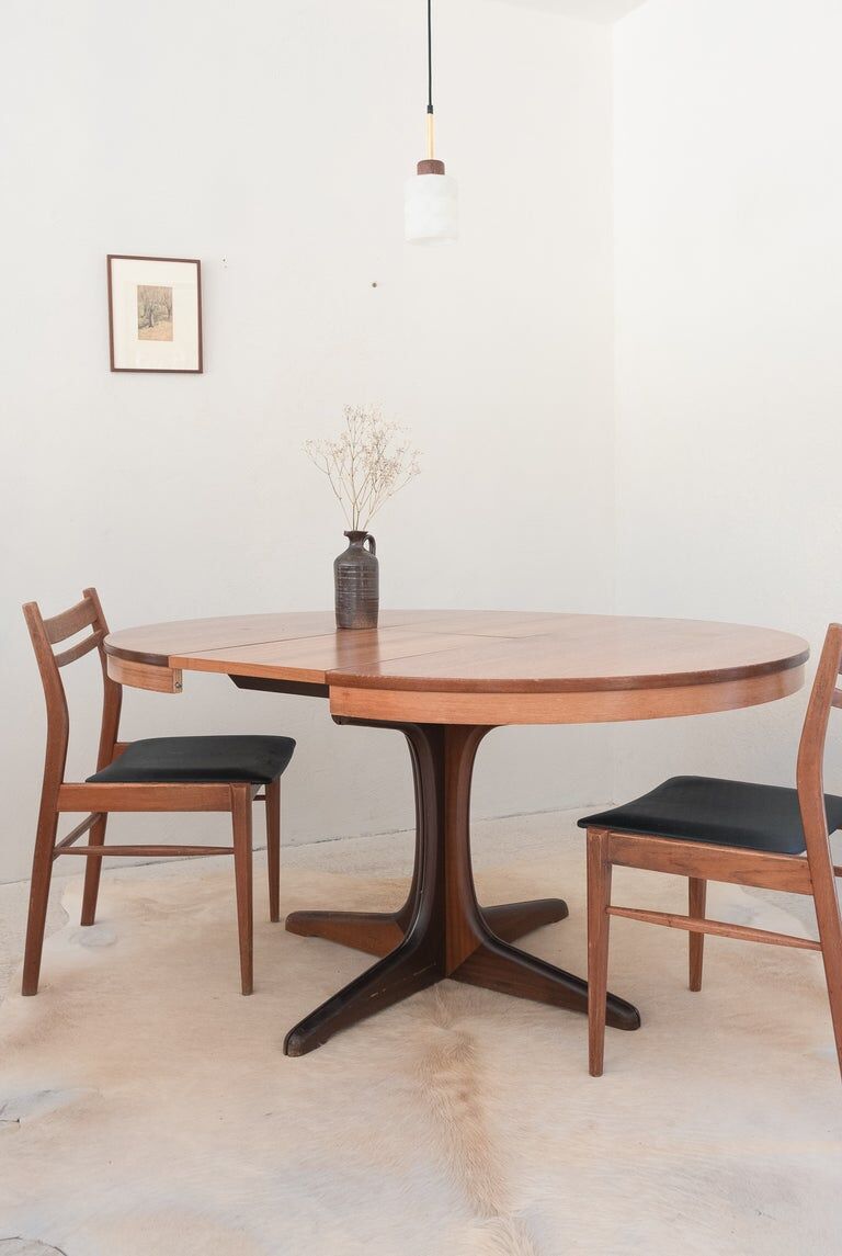 Baumann round table in teak