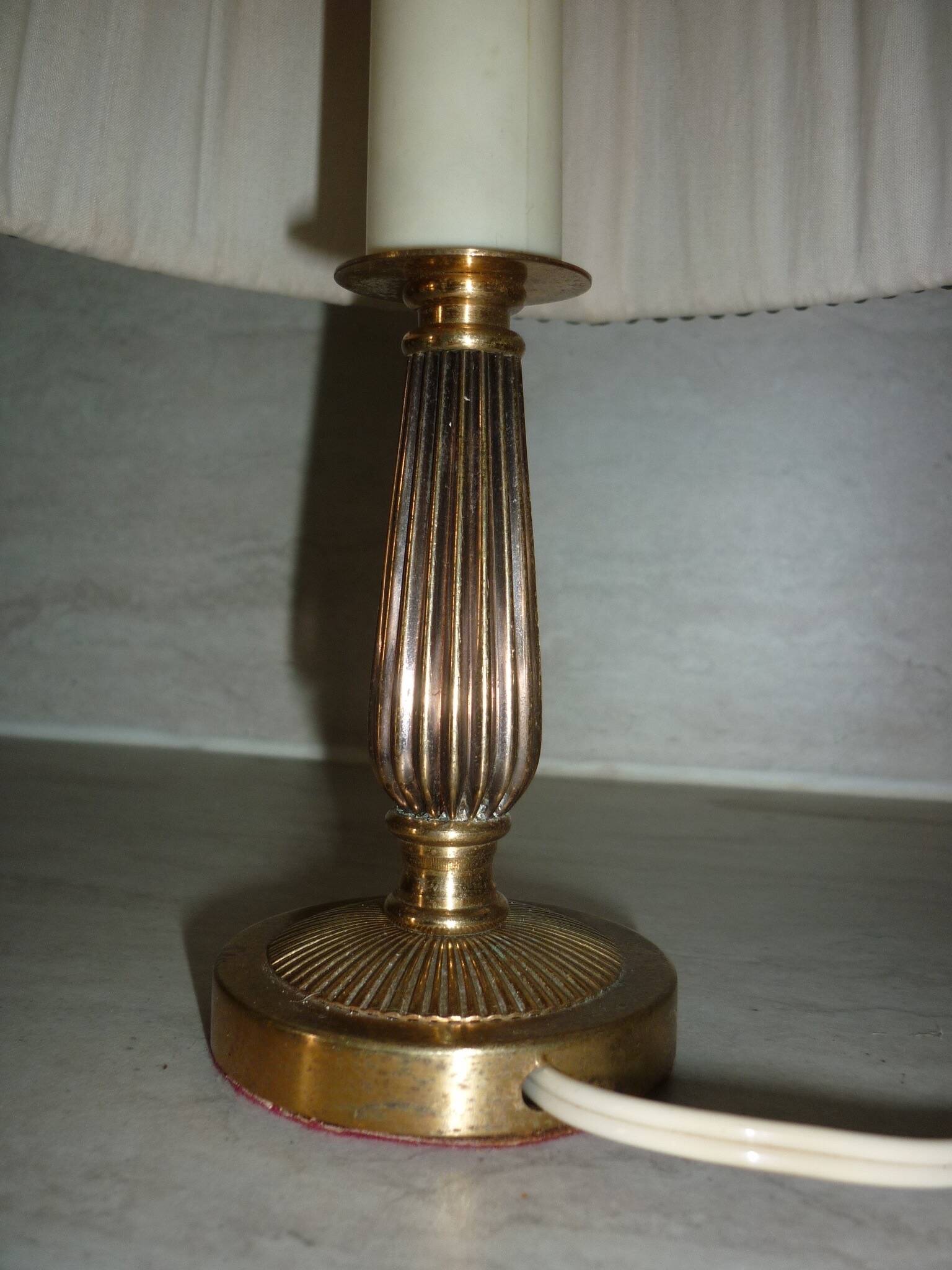 Empire style lamp in golden brass with pleated shade