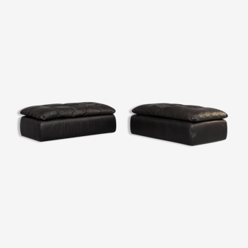 Paire de poufs en cuir noir des années 80