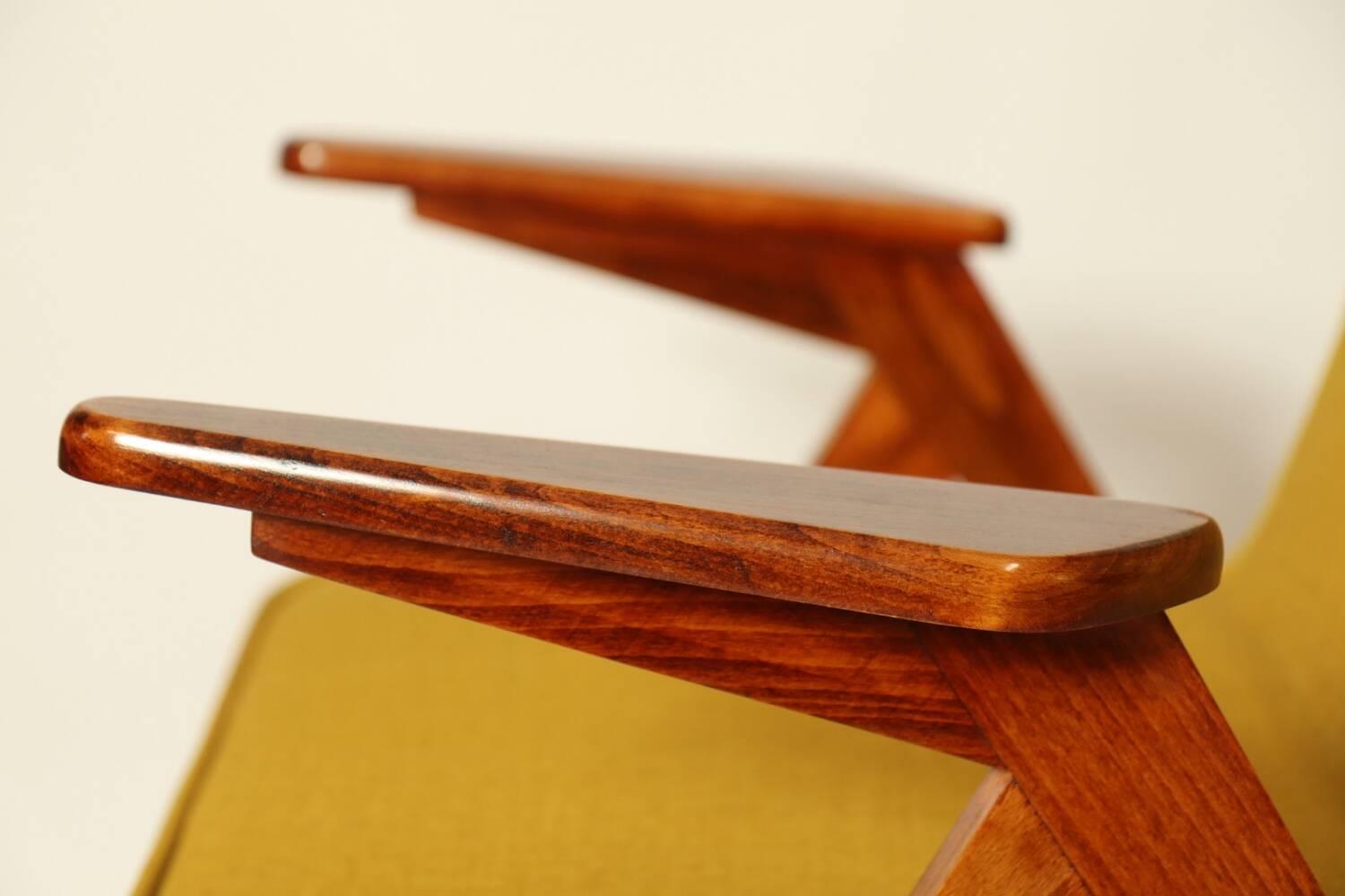 Scandinavian fauteuil jaune rétro  1970 milieu de siècle modern design chaise de salon