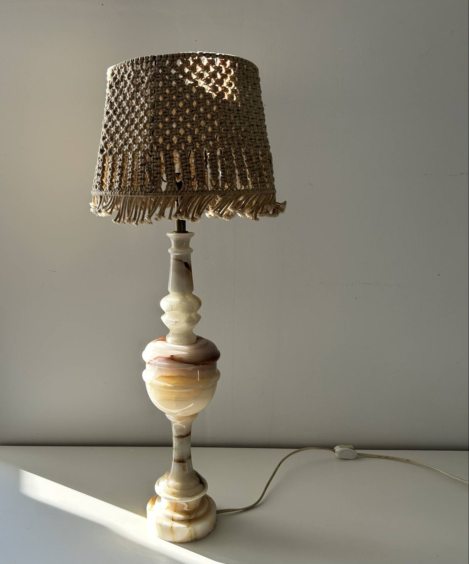 Grande lampe onyx et macramé 