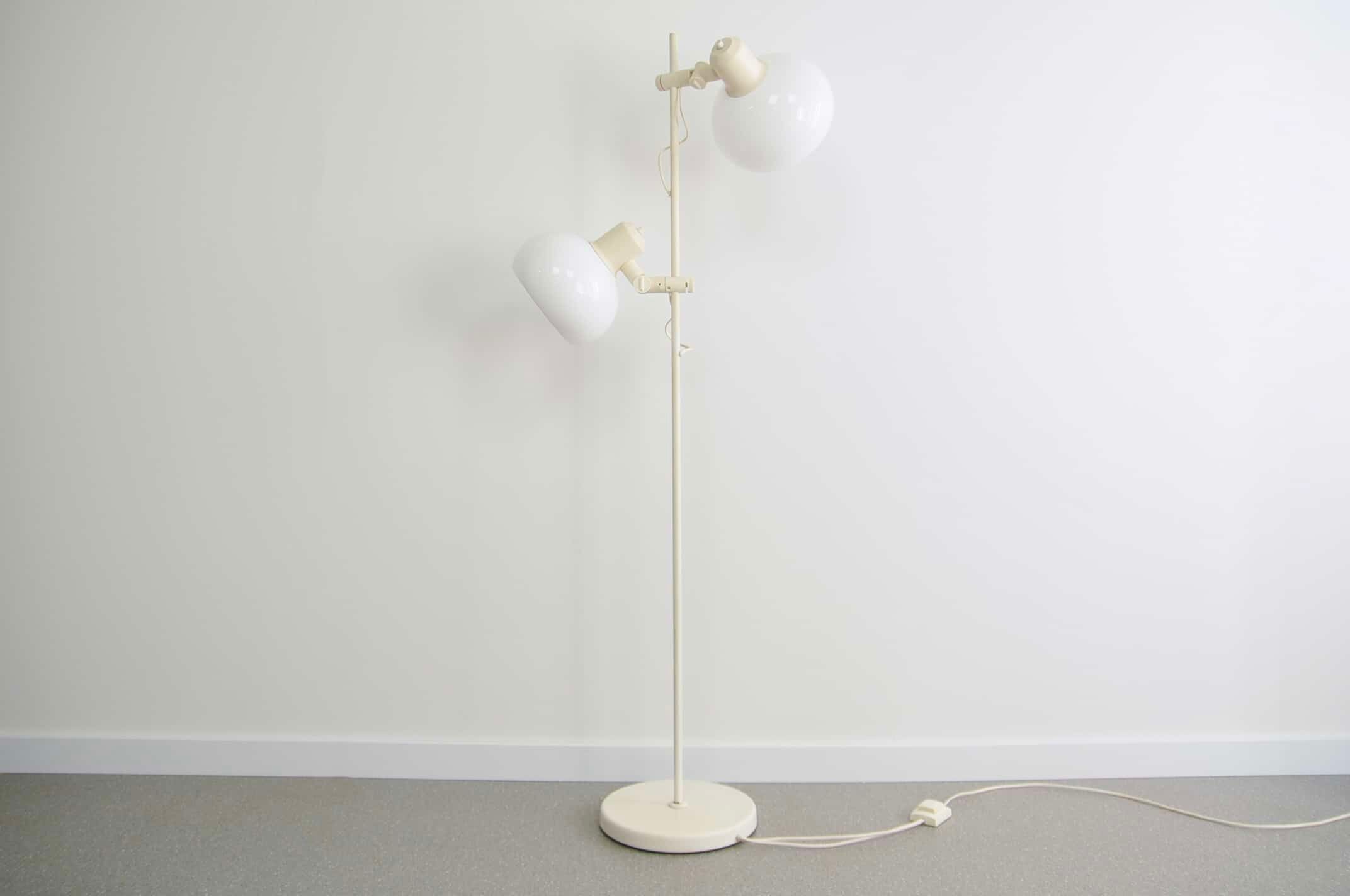 Lampadaire en métal blanc en forme de champignon