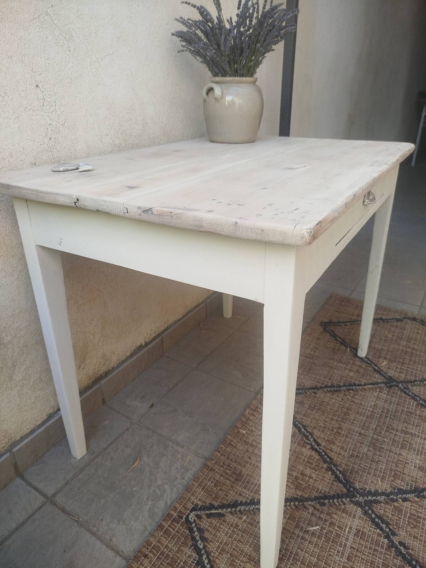Petite table en sapin