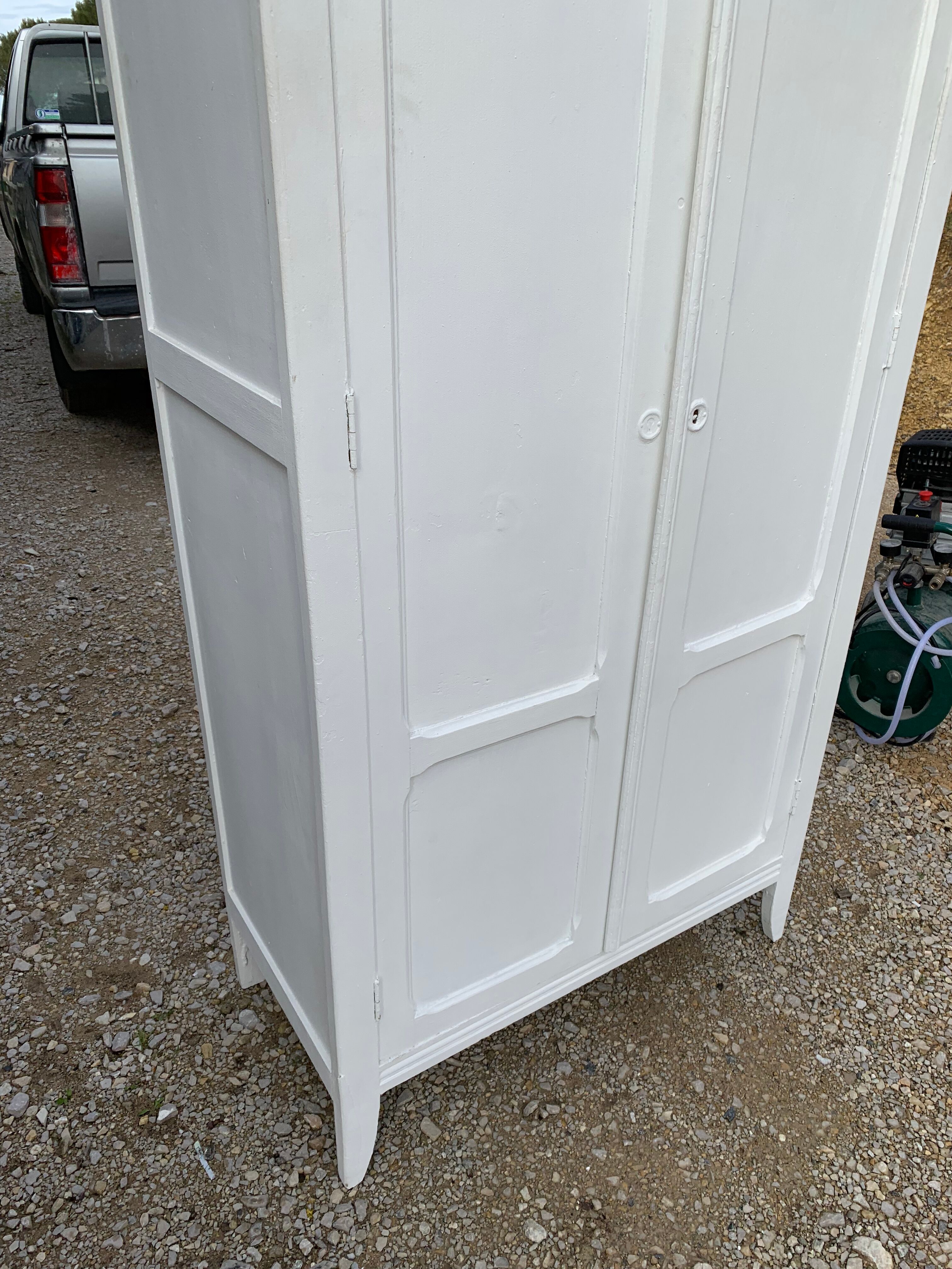 Armoire parisienne blanche