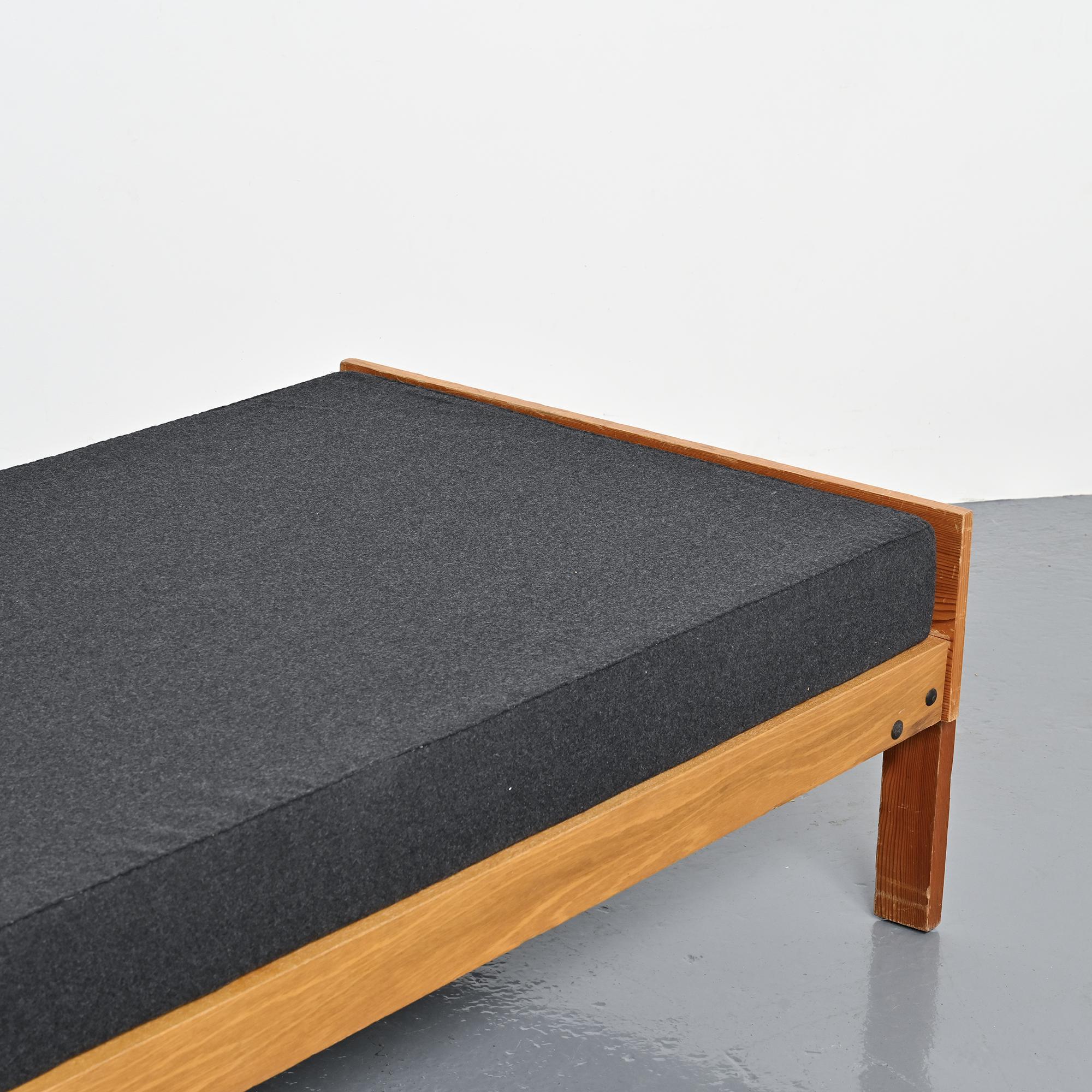 Lit banquette by Pierre Guariche, La Plagne, around 1965.