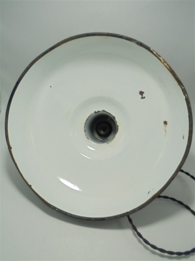 Enamelled sheet metal suspension