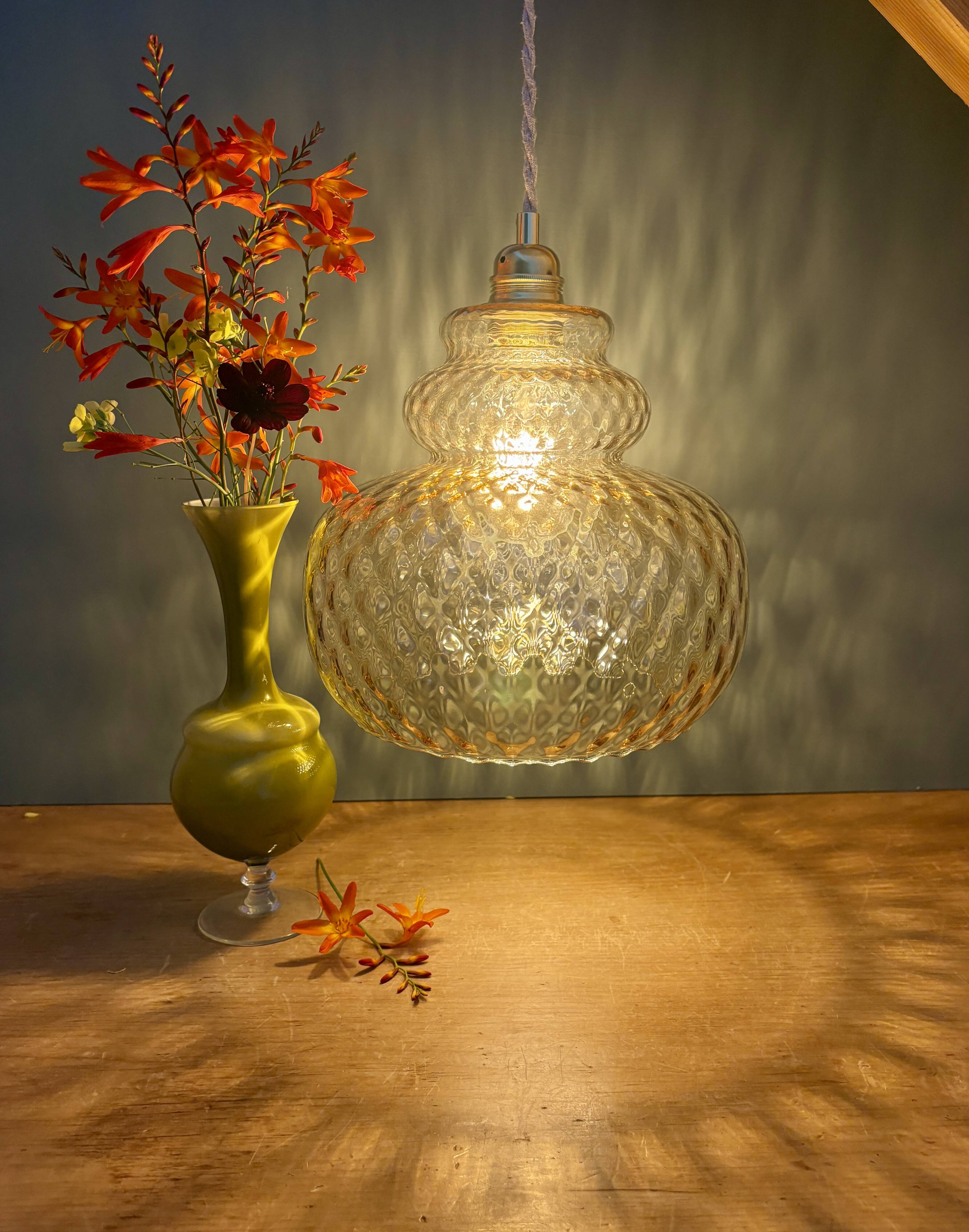 Suspension globe vintage en verre ambré