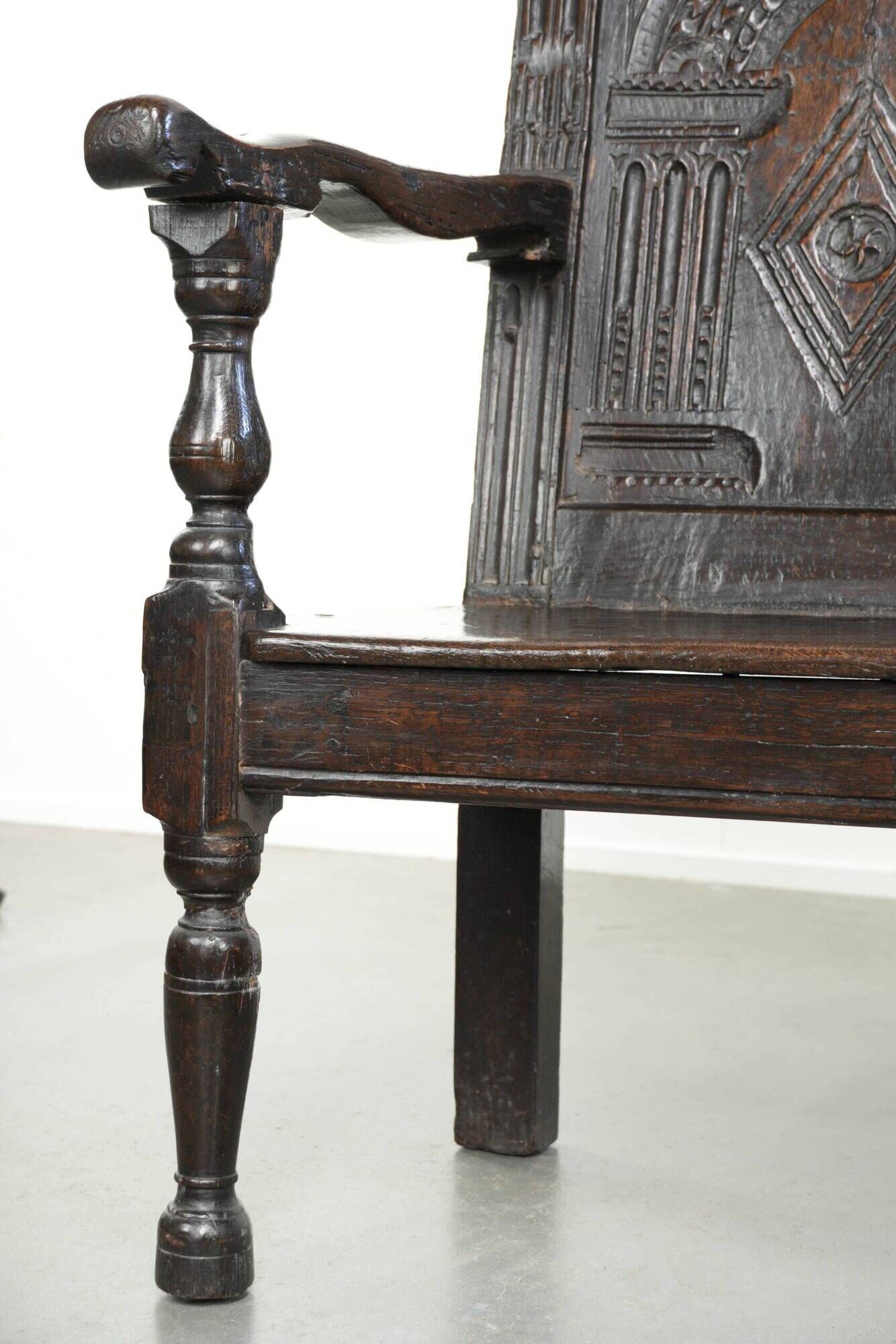 Antique English oak chair / wainscot chair from the 17th century