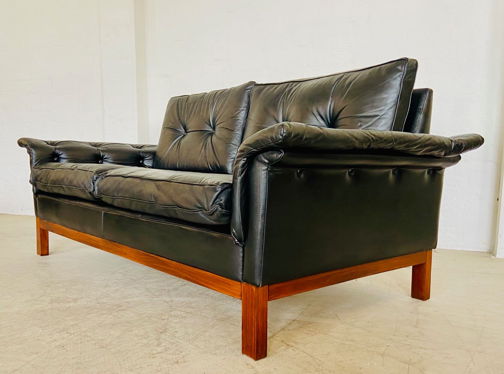 Canapé en cuir noir à boutons vintage scandinave des années 1960, modèle Kardinal, pour 2 personnes.