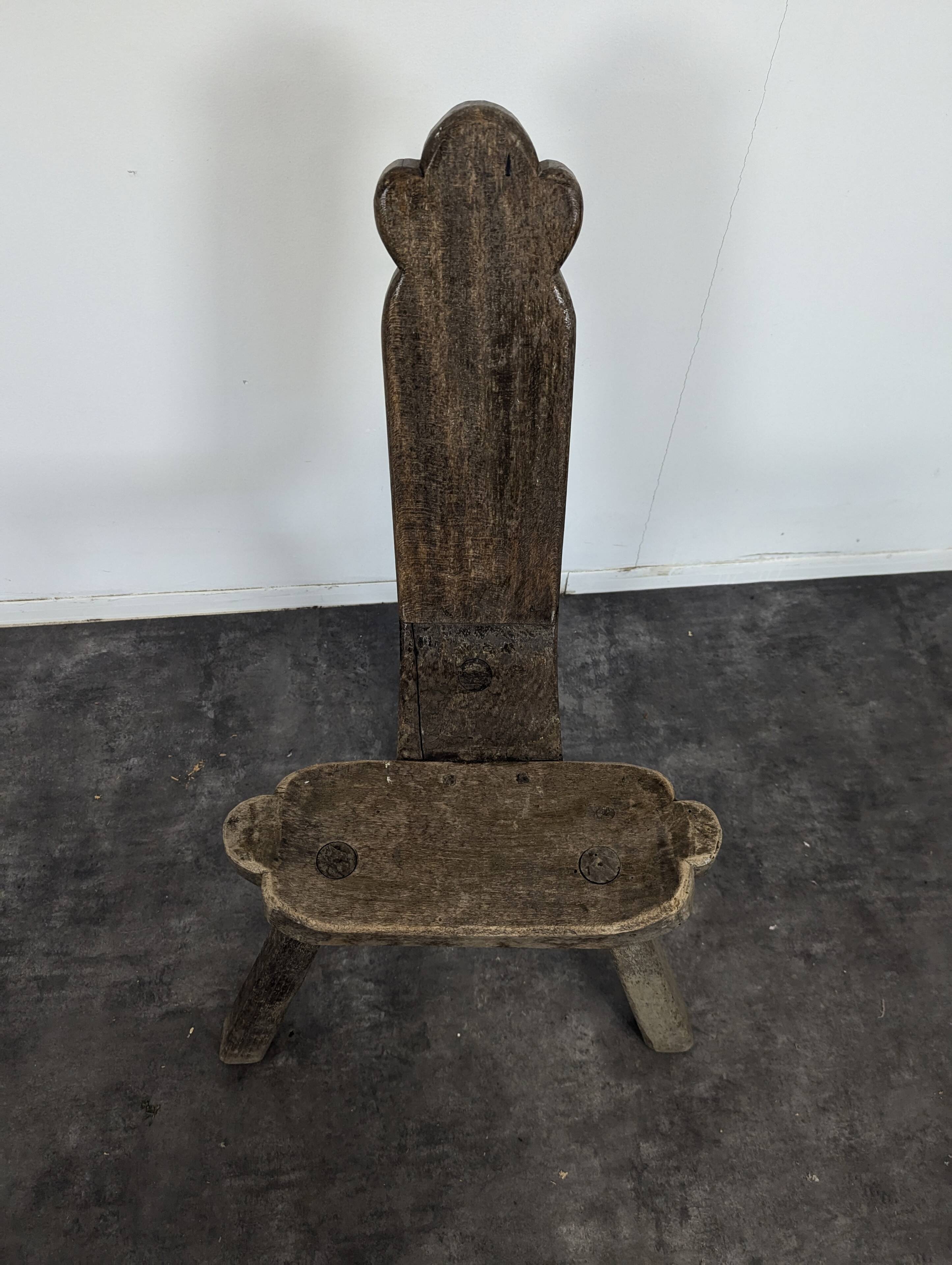 Chaise tripode brustaliste