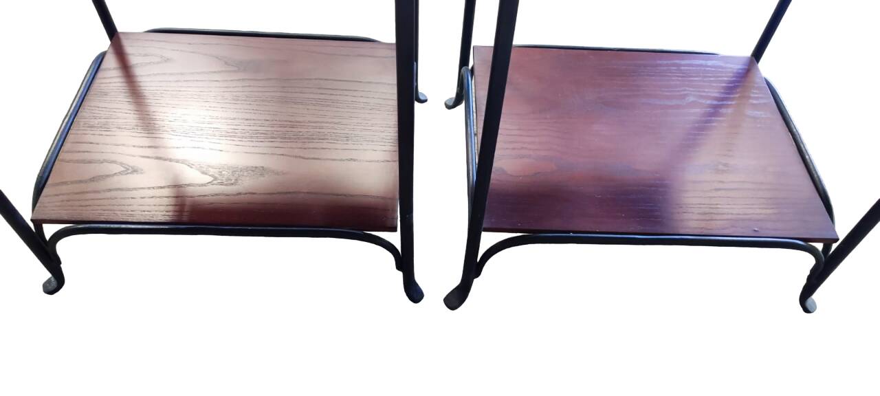Paire de tables de chevet en fer forgé et bois