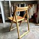 Chaise pliante en bois clair