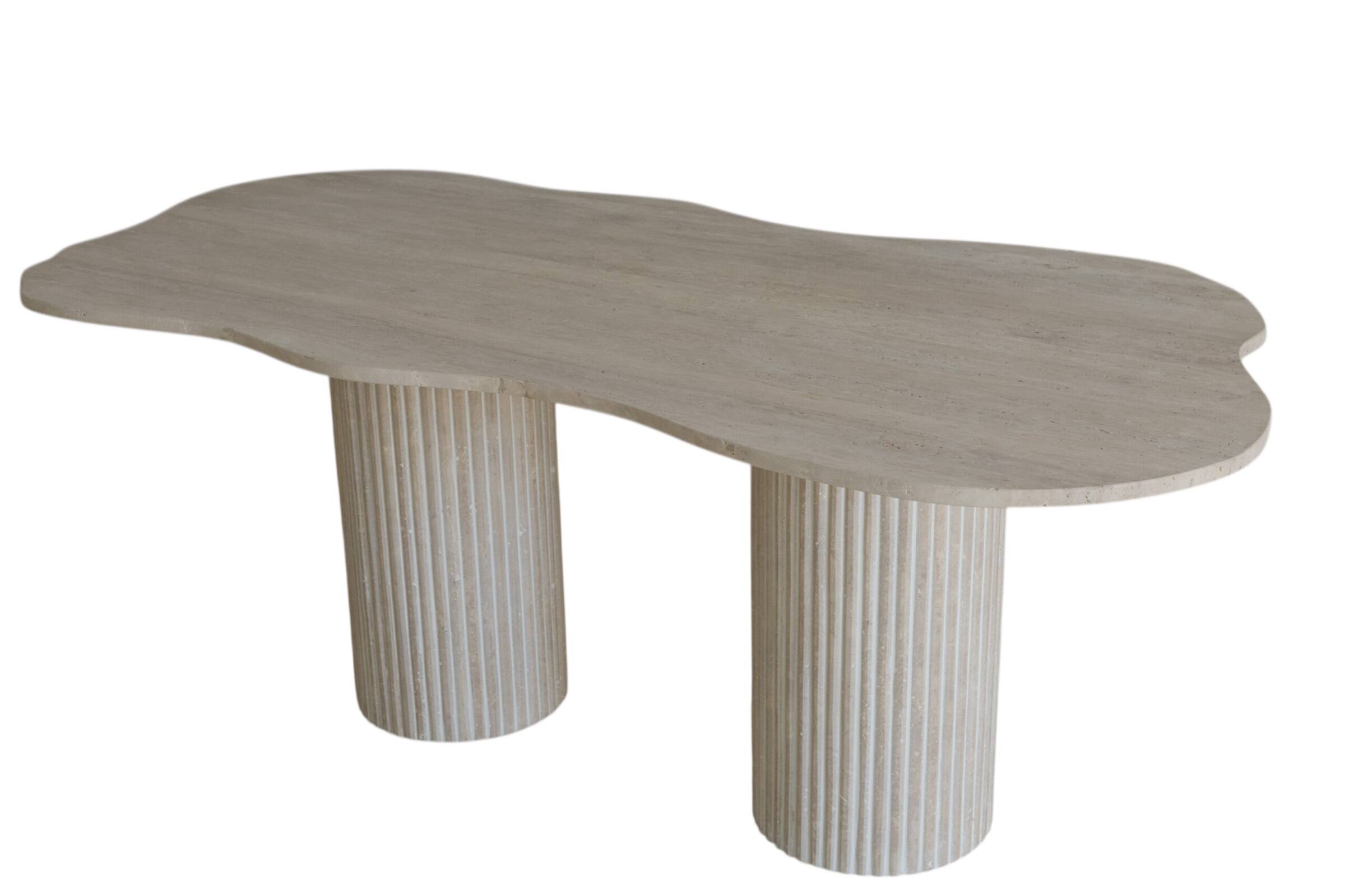 Table à manger irrégulière Venus - Travertin Naturel