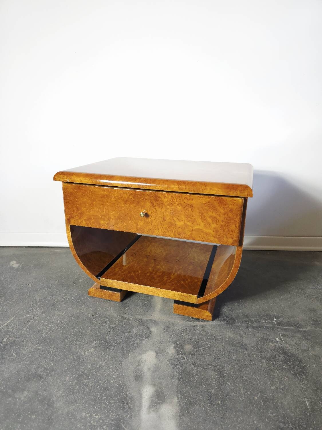 Paire de tables de chevet Art déco en ronce de noyer et laiton