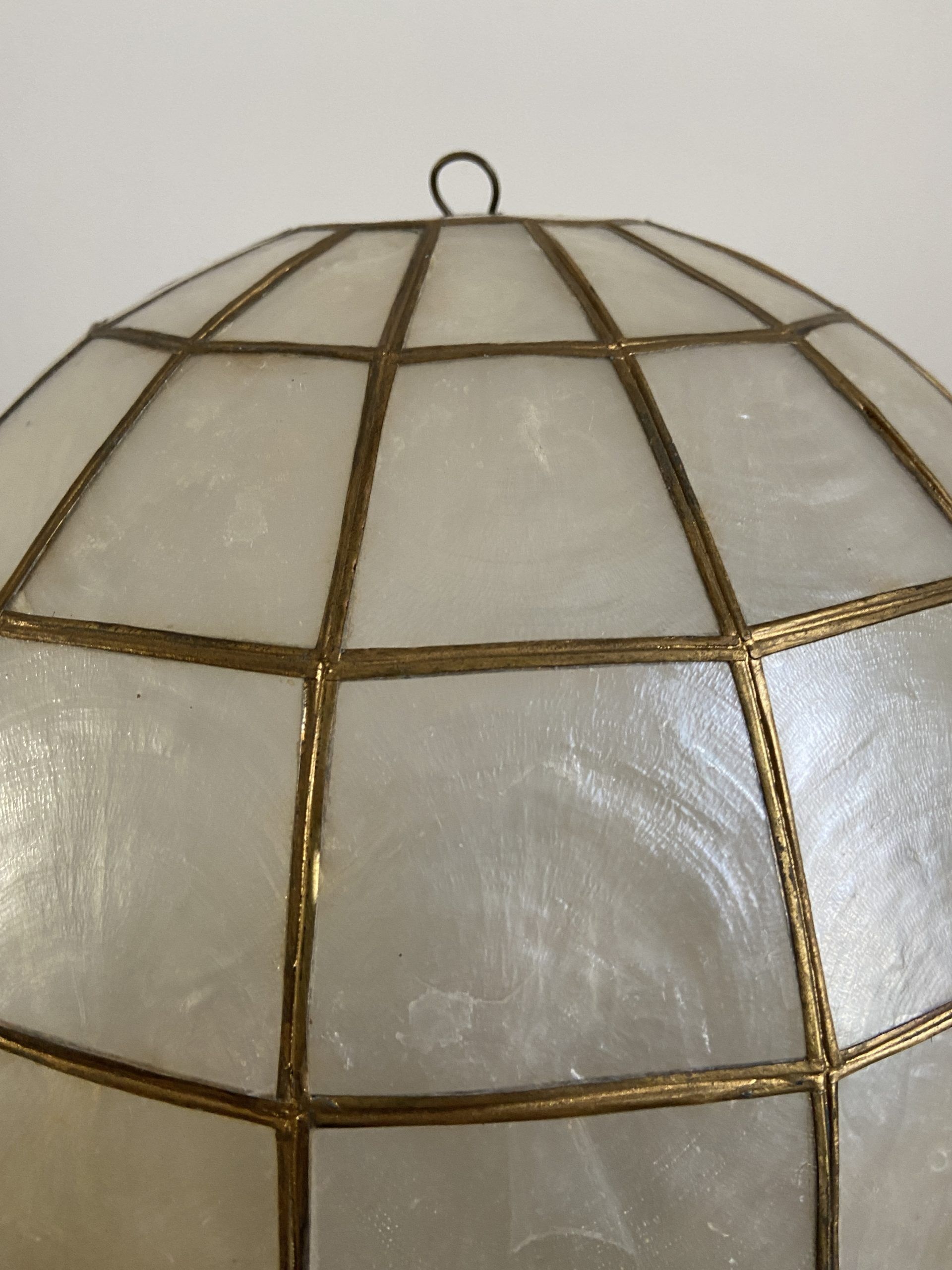 Ball in mother-of-pearl and brass to hang