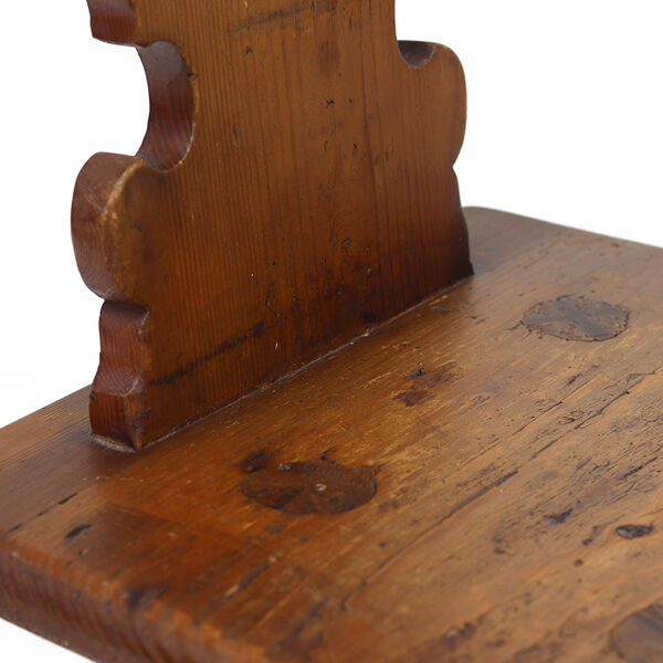 Chaise de montagne rustique primitive de ferme