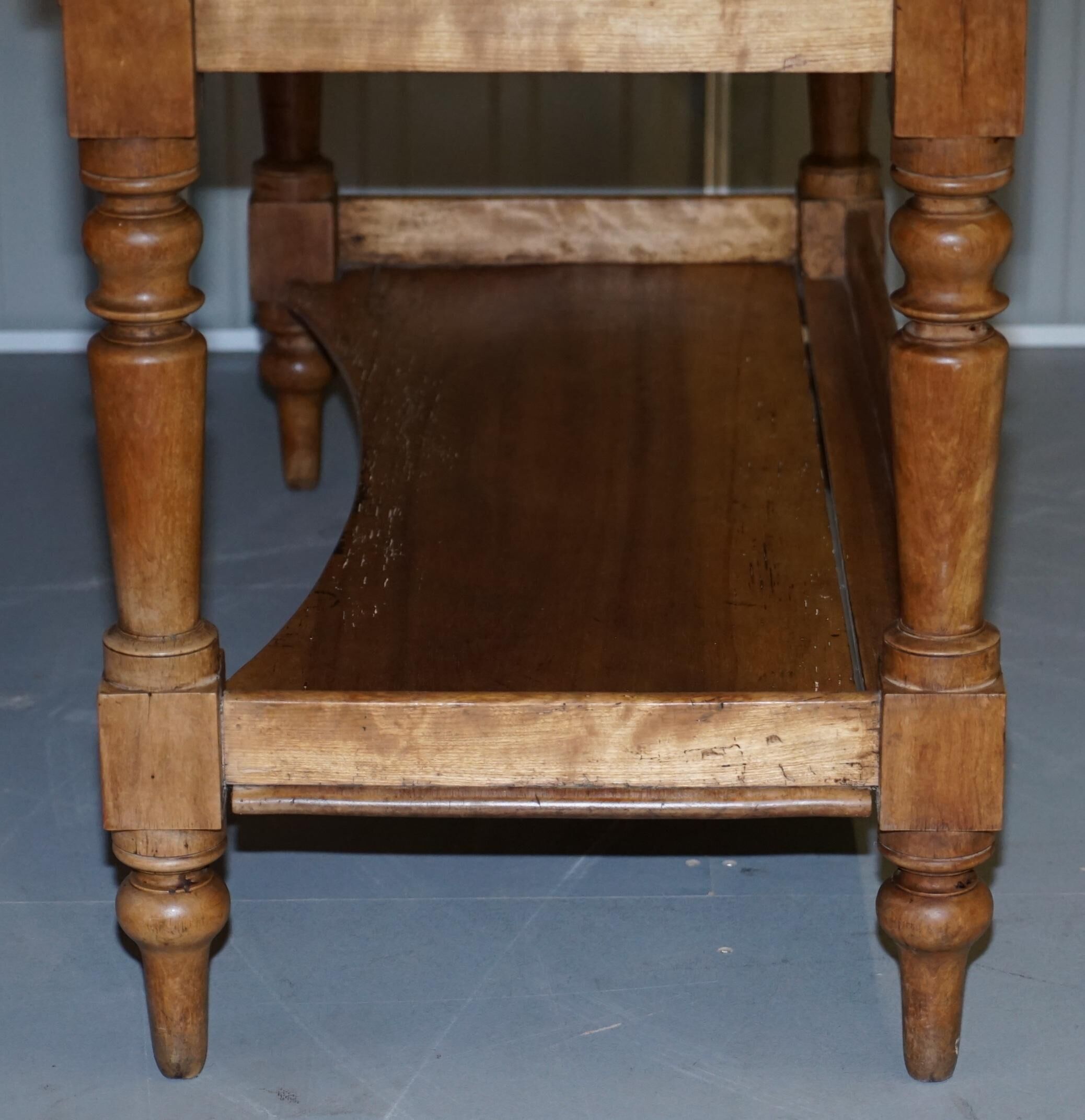 Victorian writing desk or console from 1880 in satin wood and marble.