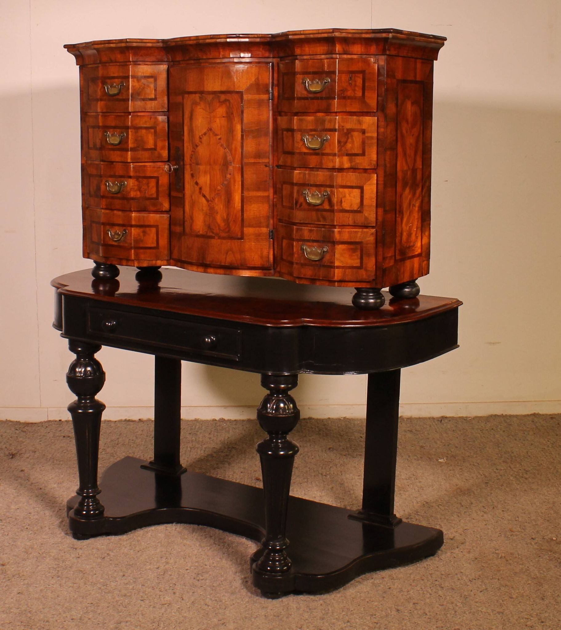 Cabinet allemand en noyer, XVIIIème siècle